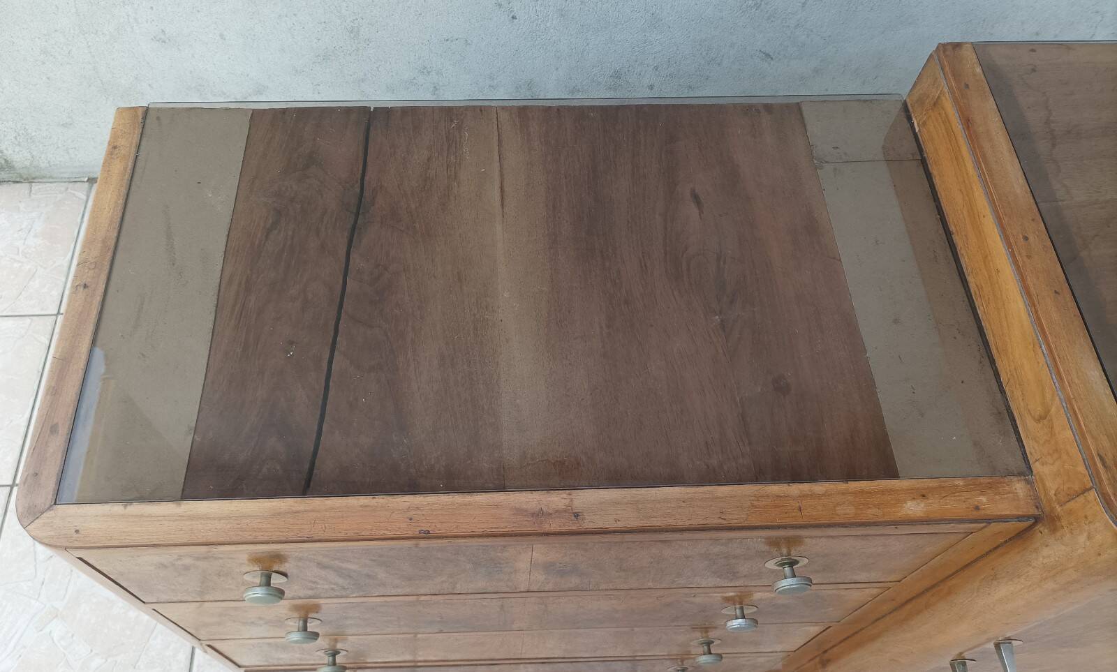 Art Deco buffet bar in walnut burl.