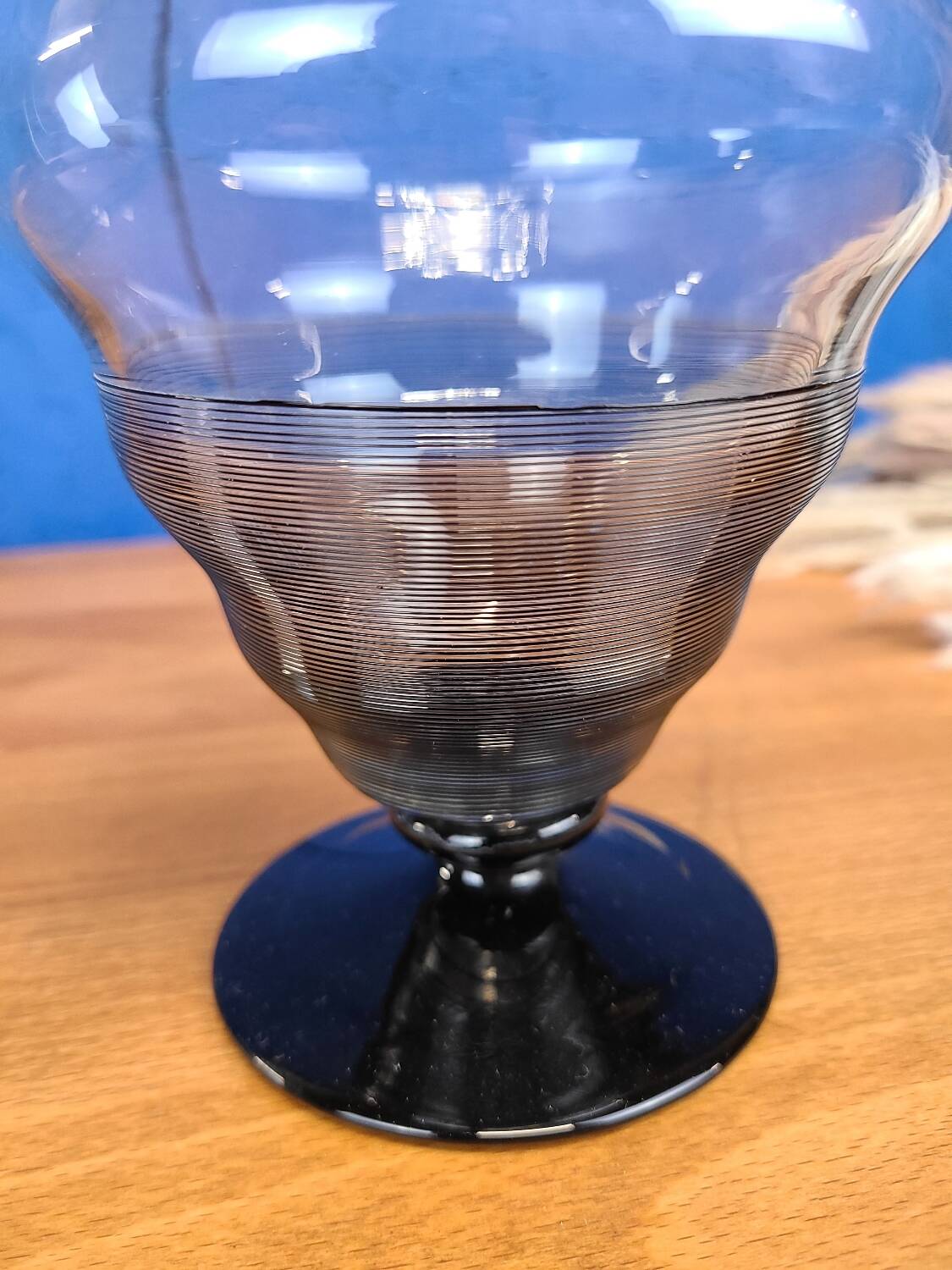 Vase vintage en verre, détails noirs en relief