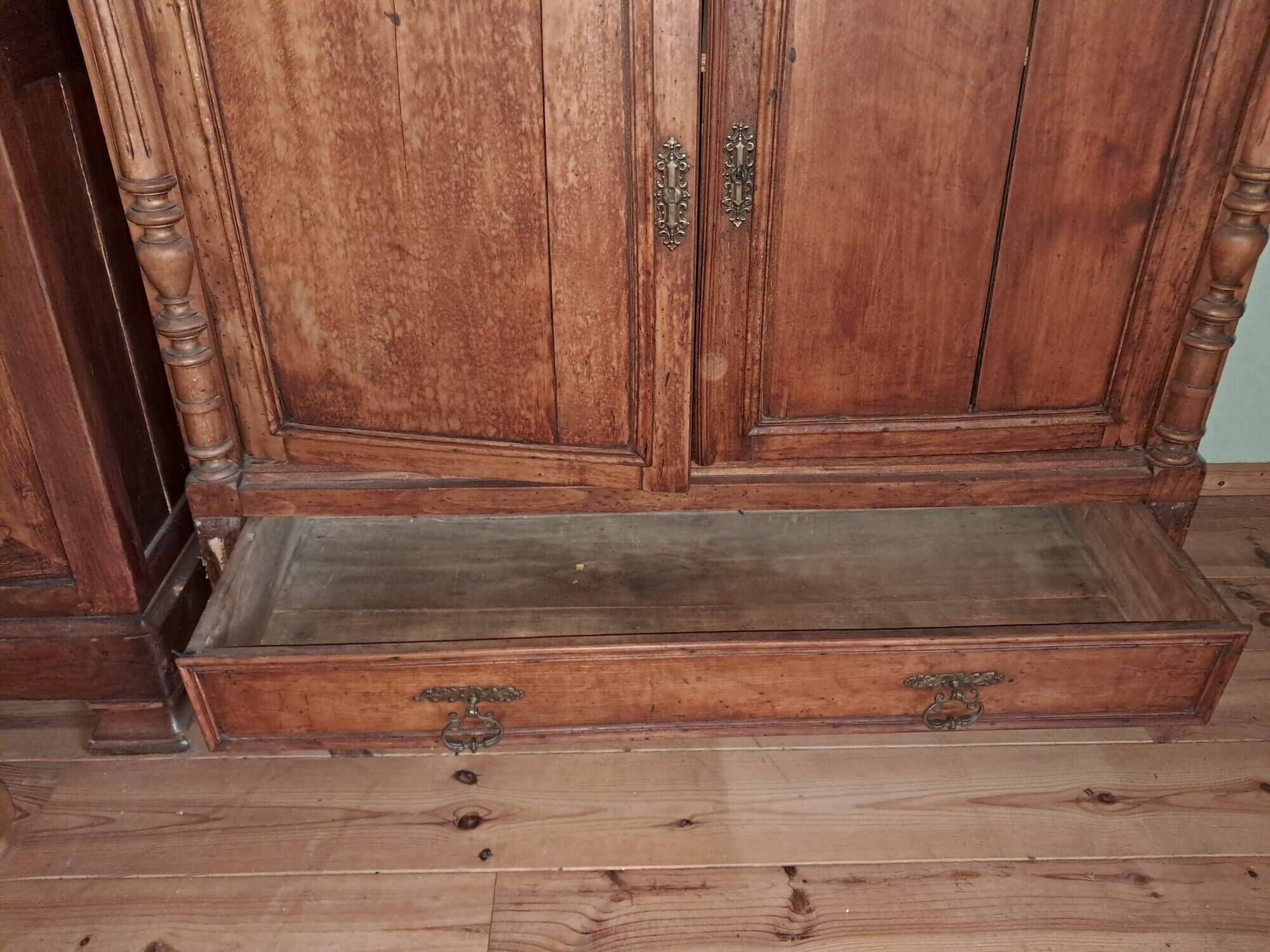 Rustic furniture for holiday homes and country houses.