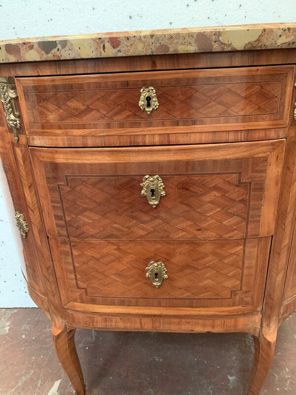 Commode en demi lune de style Louis XVI marqueterie a fond de cube XX siècle