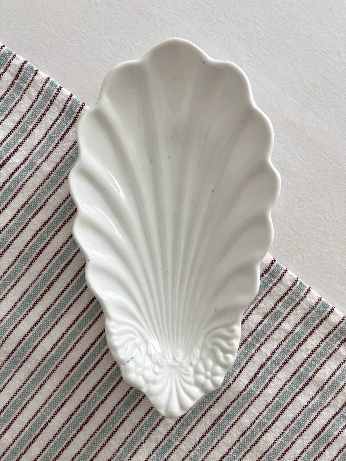 Ravier shell-shaped ramekin in antique porcelain