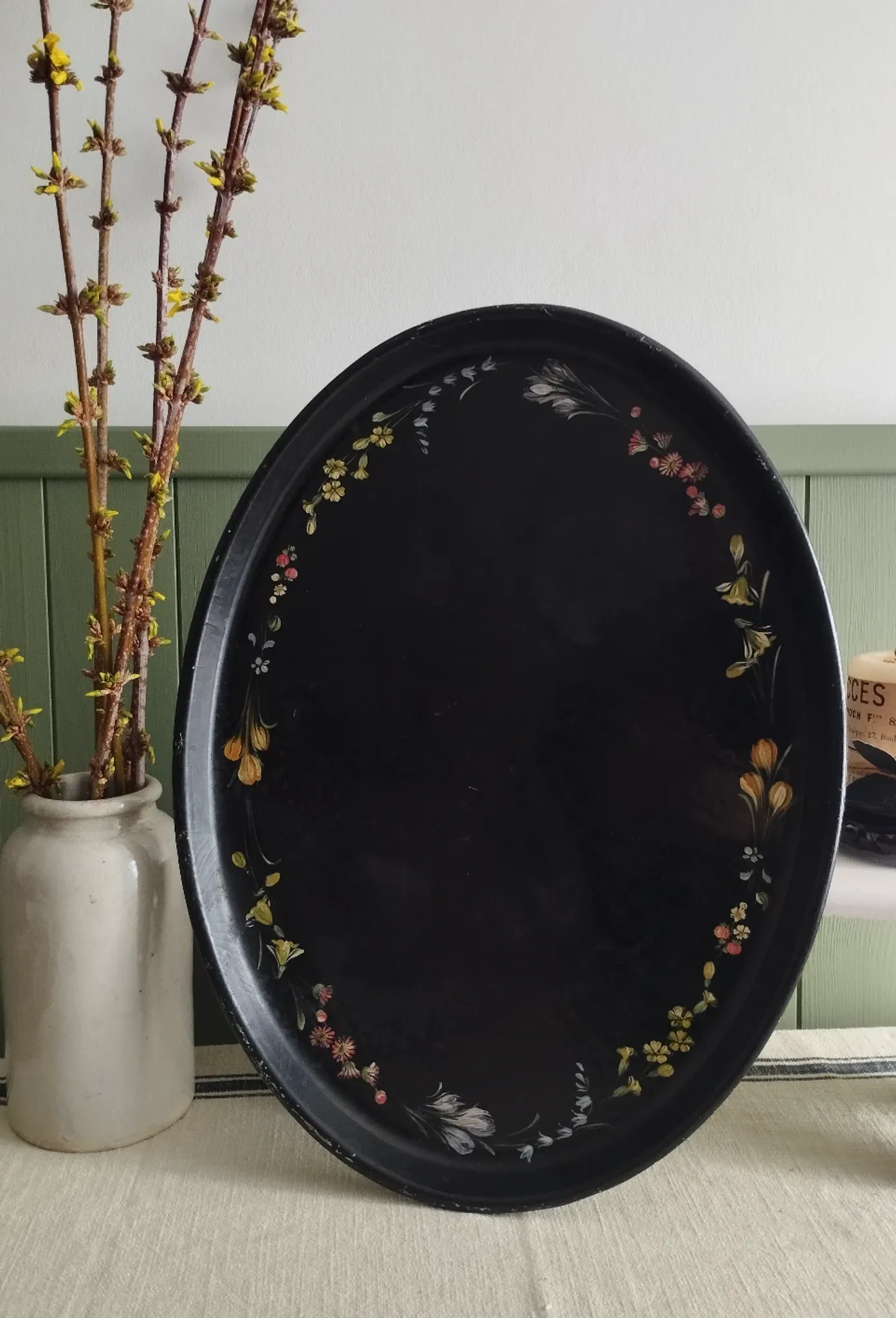 Old large English plate made of papier-mâché.