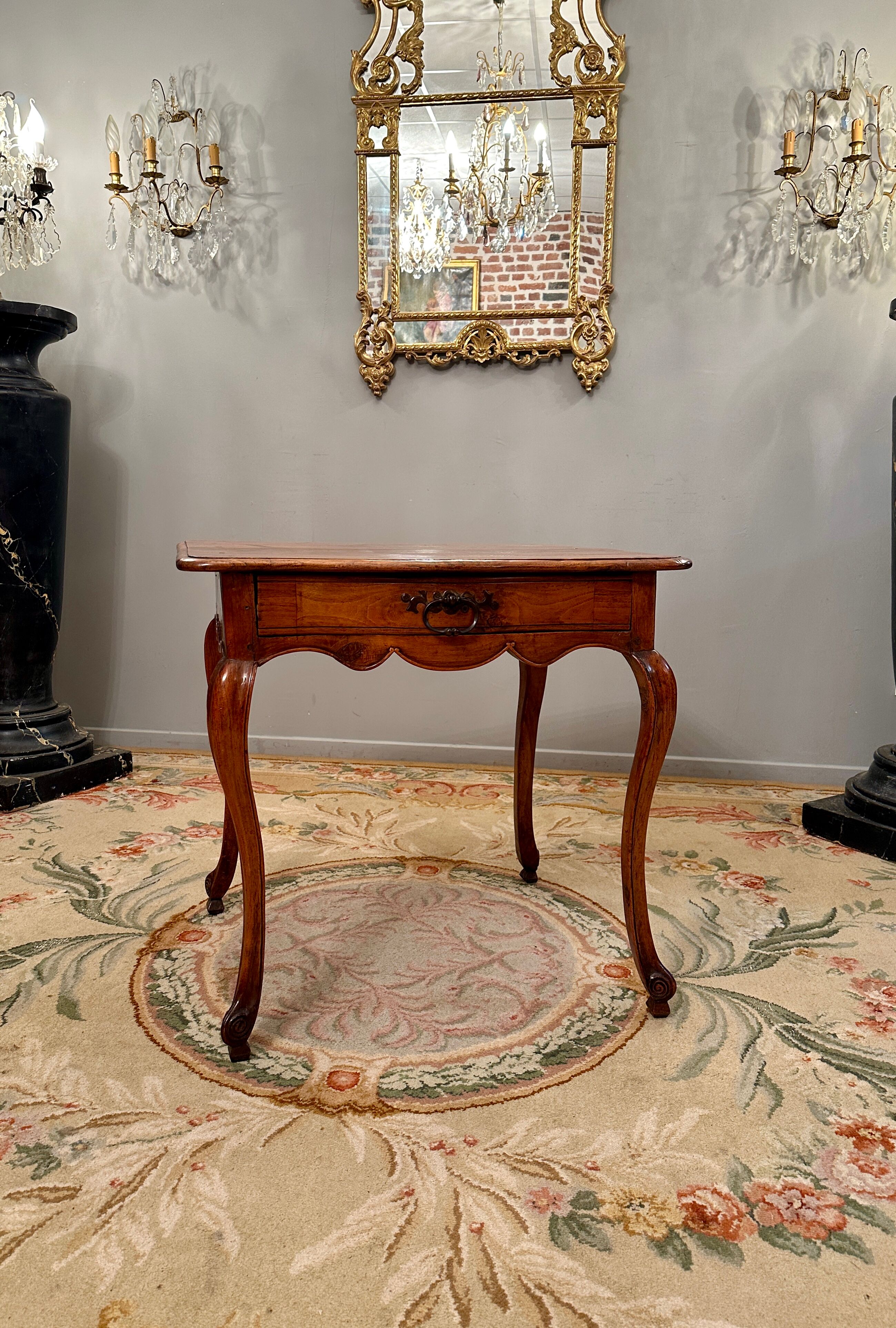 Middle table in walnut period Louis XV around 1730