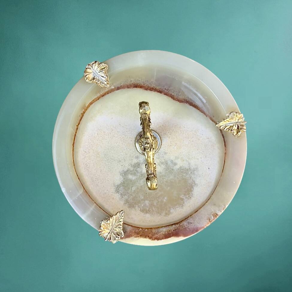 Antique fish-shaped ashtray on a stand in gilded brass and onyx (4.464 kg)