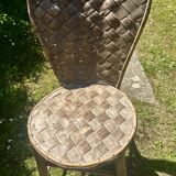 Round garden table