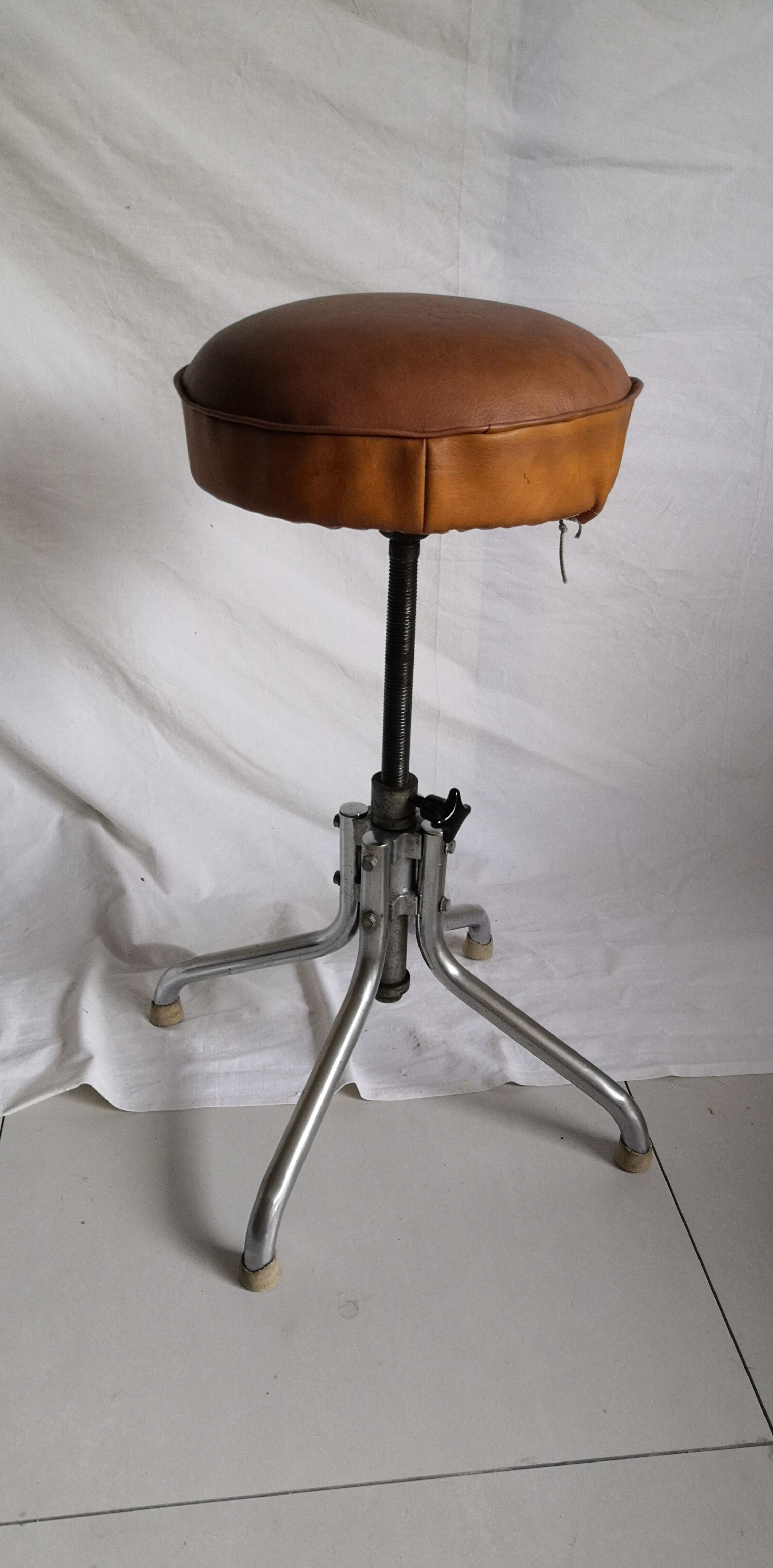 Vintage rotating stool seated in leather and chrome legs