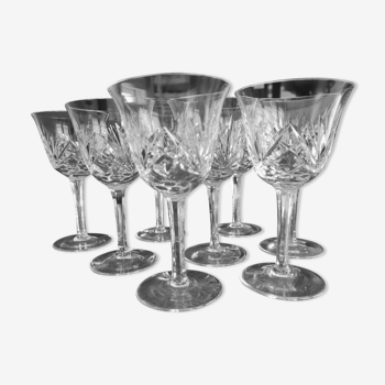 Lot de 8 verres à vin blanc anciens petite contenance en cristal ciselé. En parfait état à l'excepti