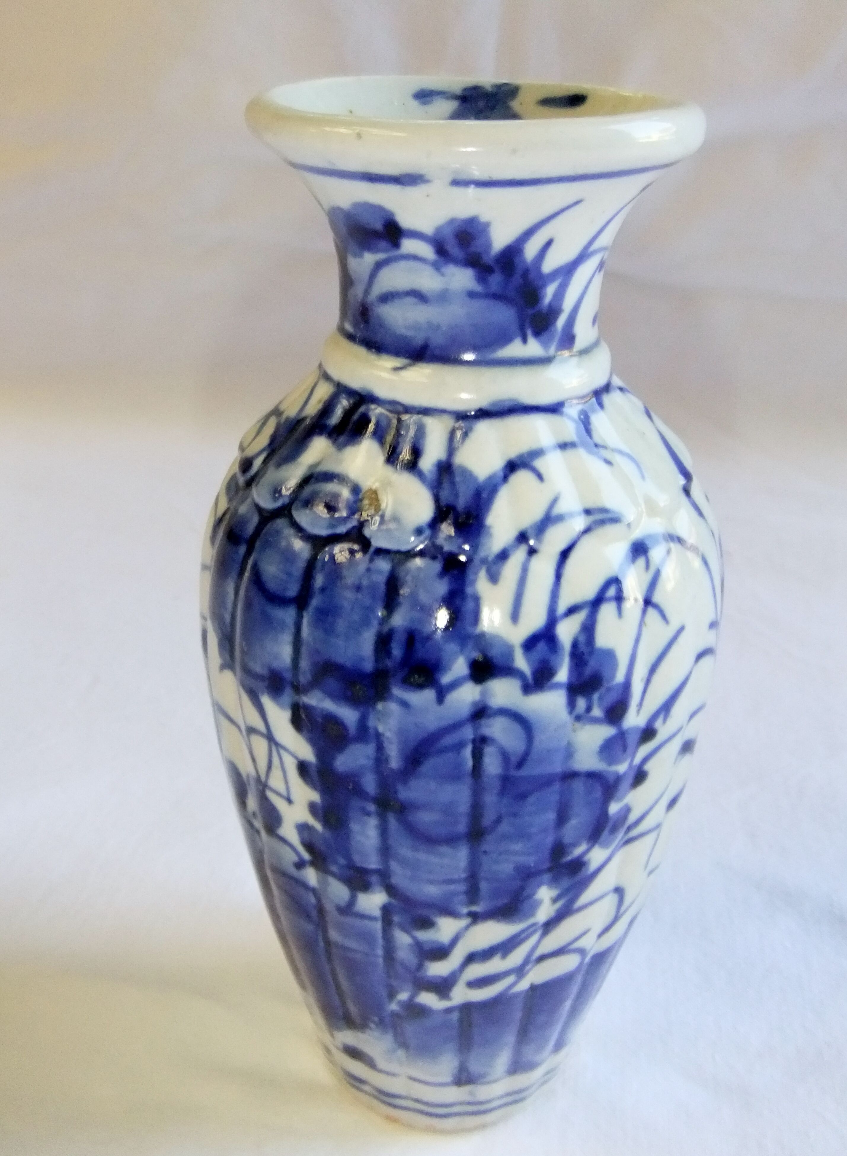 Vase chinois ancien céramique décor de fleurs blanc bleu