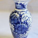 Vase chinois ancien céramique décor de fleurs blanc bleu