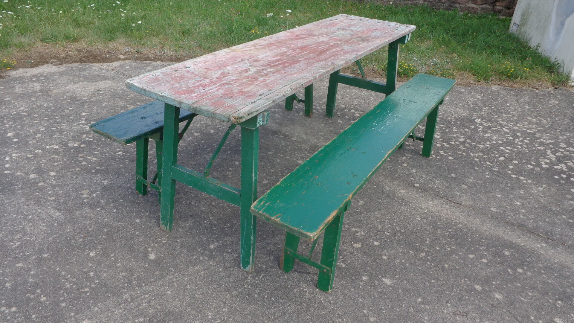Table de brasserie mutzig et ses bancs
