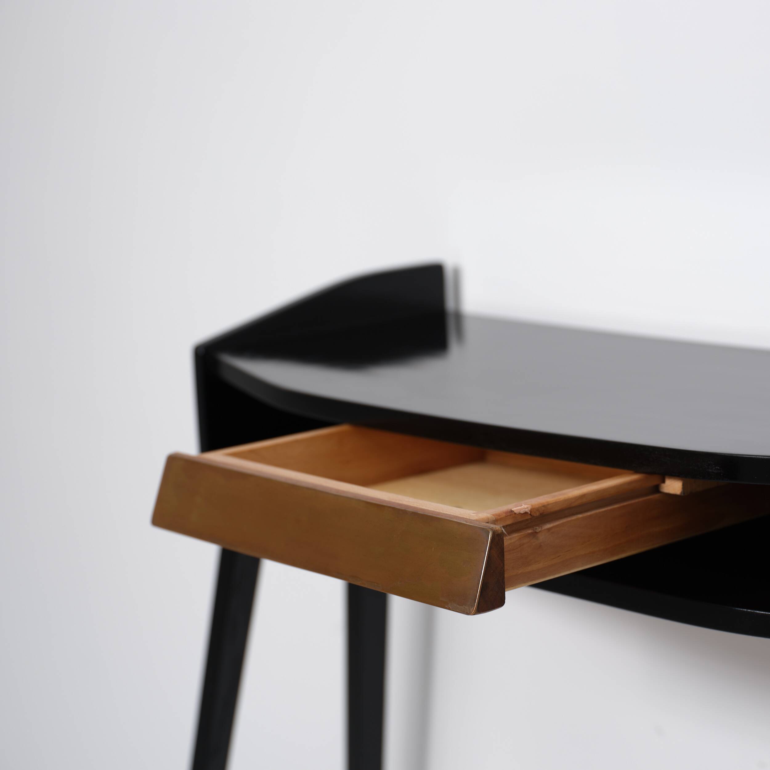 Console italienne en bois laqué noir des années 1950 avec façade de tiroir en laiton