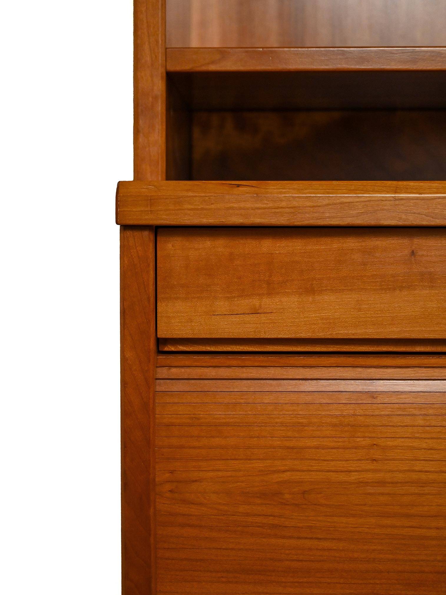 Libreria scandinava con sideboard e mensole a vista, anni 40/50