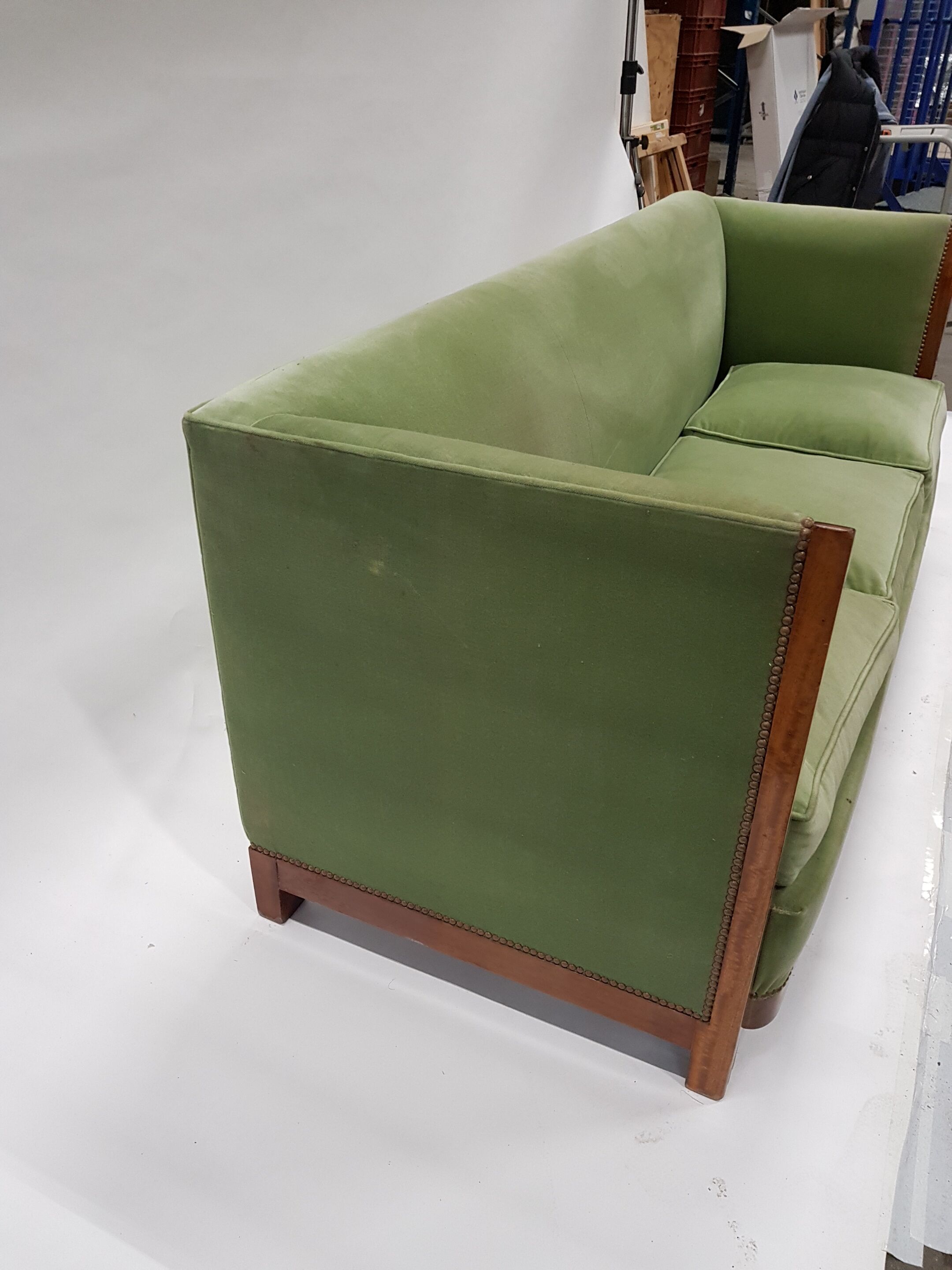 Canapé art déco bois et velours vert amande