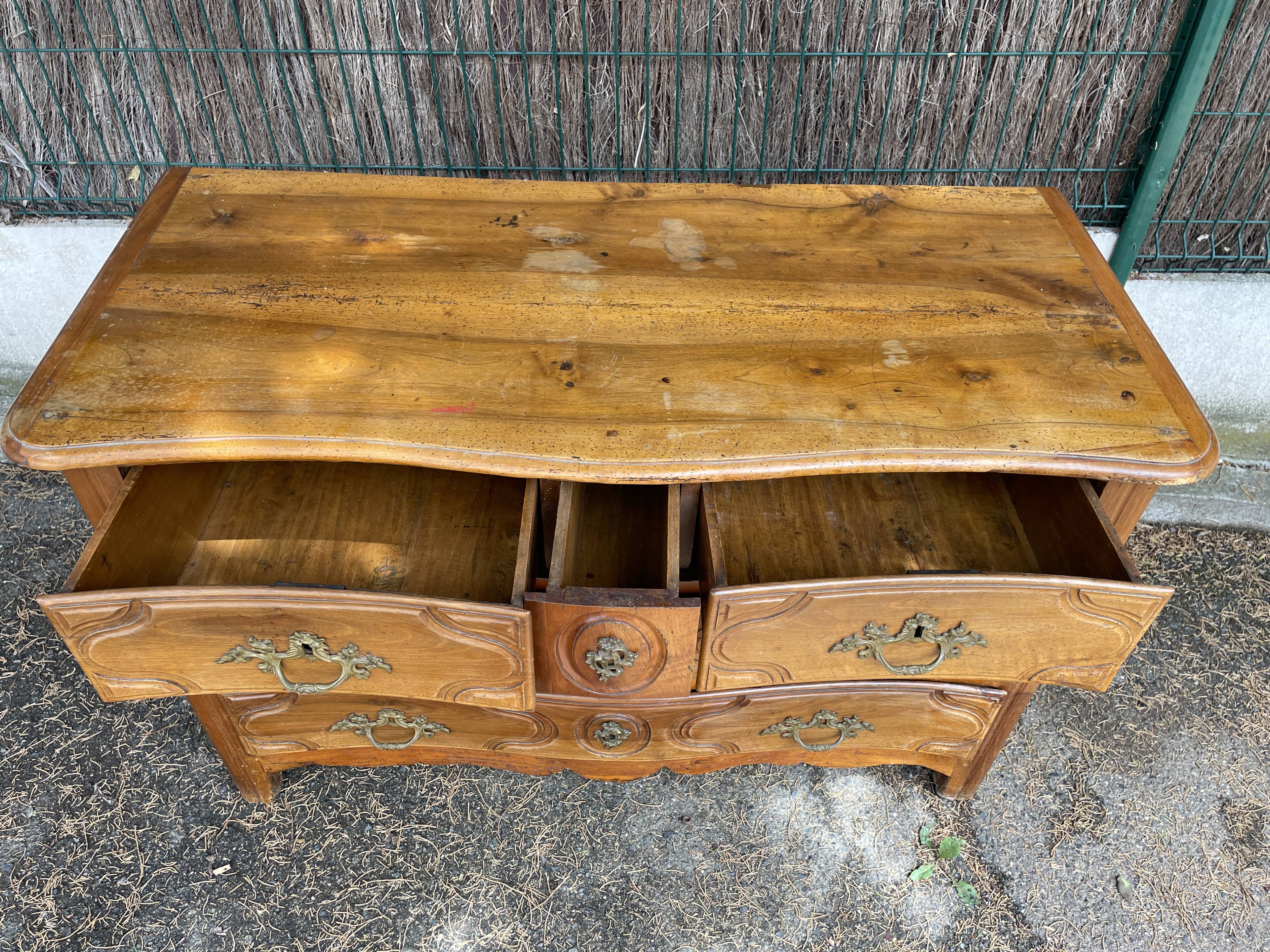 Parisian chest of drawers in walnut Louis XV period with secret drawer, 18th century.
