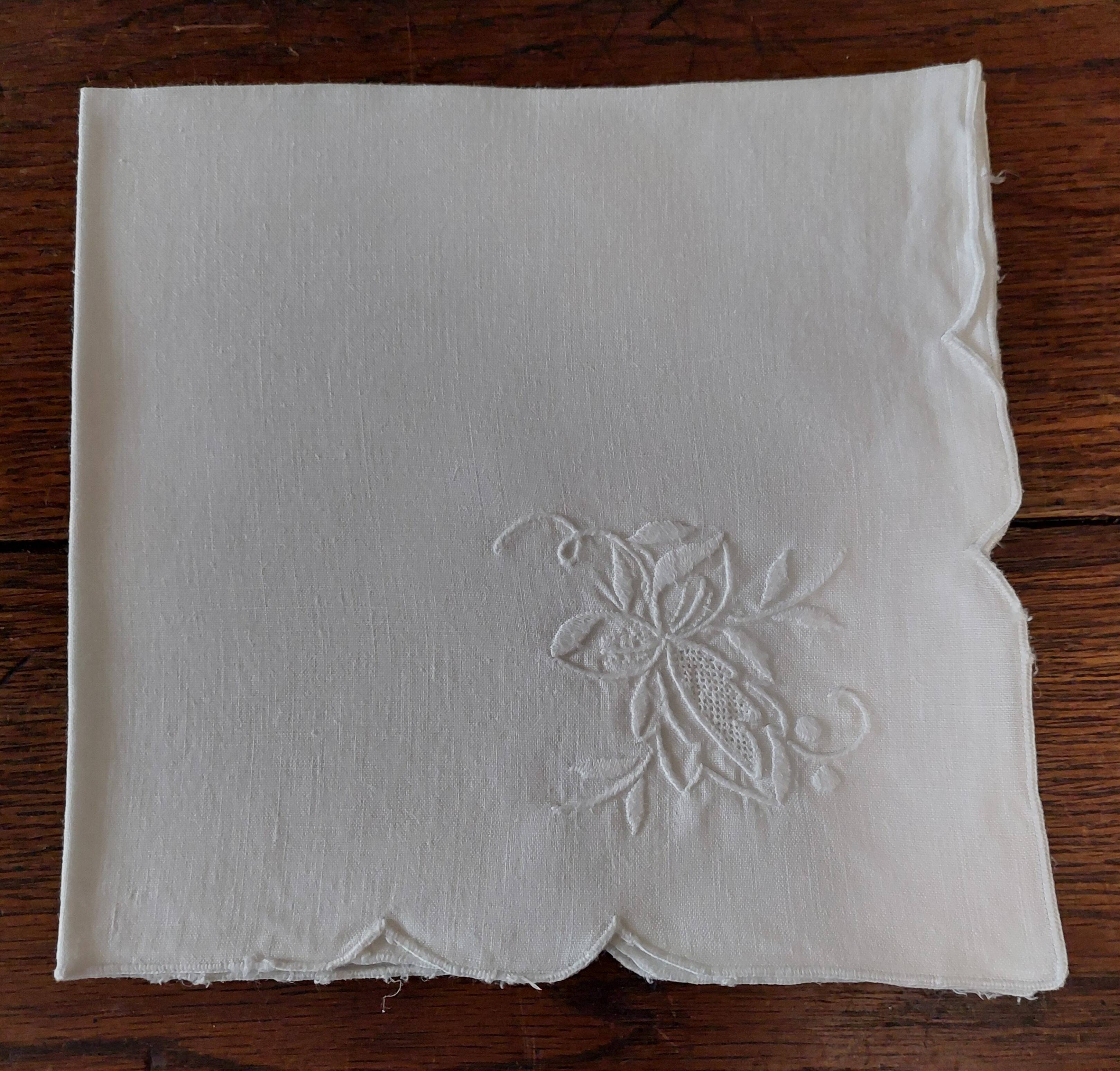 Série de huit serviettes de tables lin brodé 39 X 41 cm