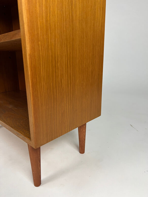 Étagère vintage en teck des années 60 en bois de teck du milieu du siècle.