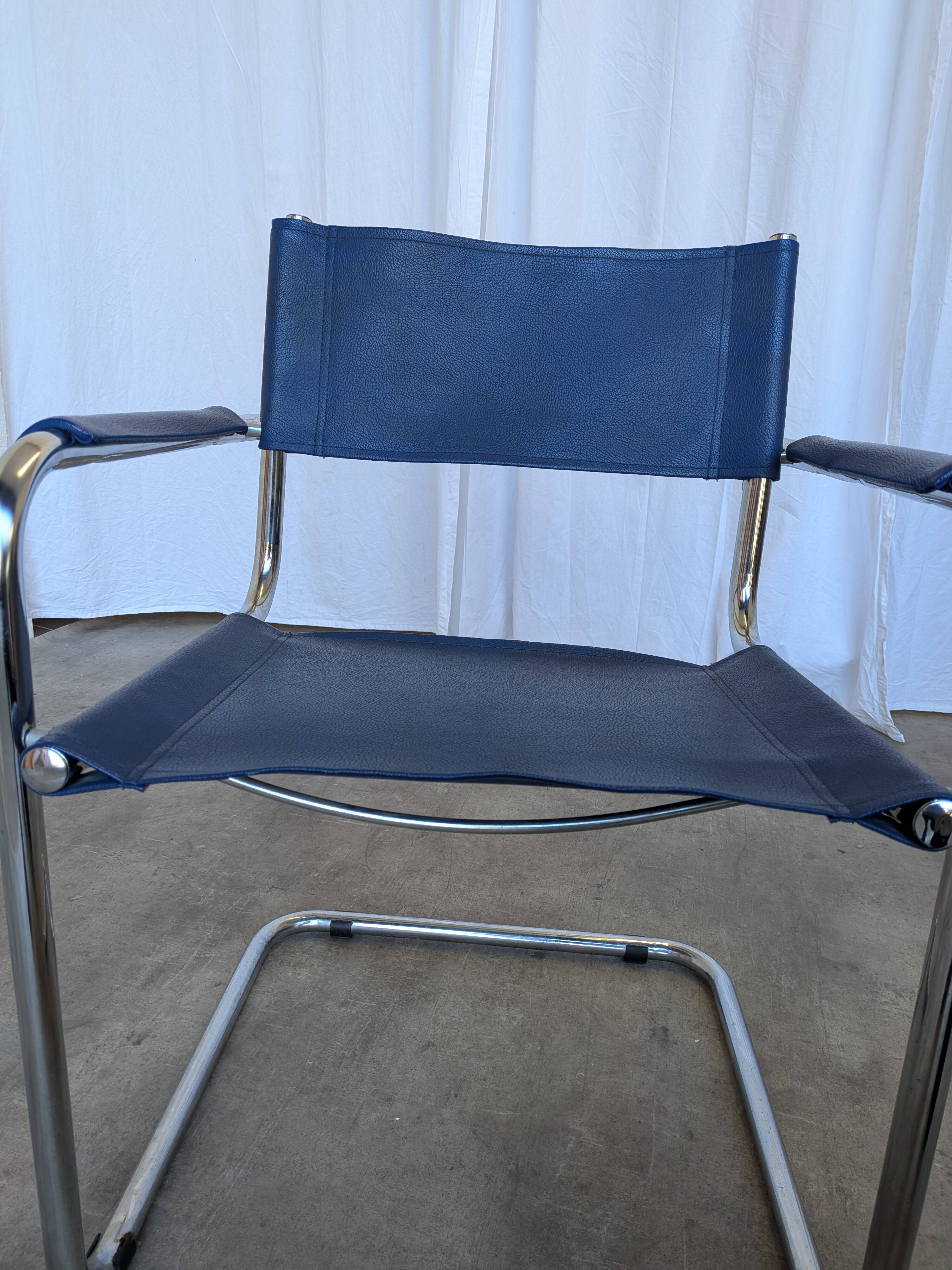 Chaise S34 de style vintage Mart Stam : cuir bleu, fauteuil de bureau Bauhaus