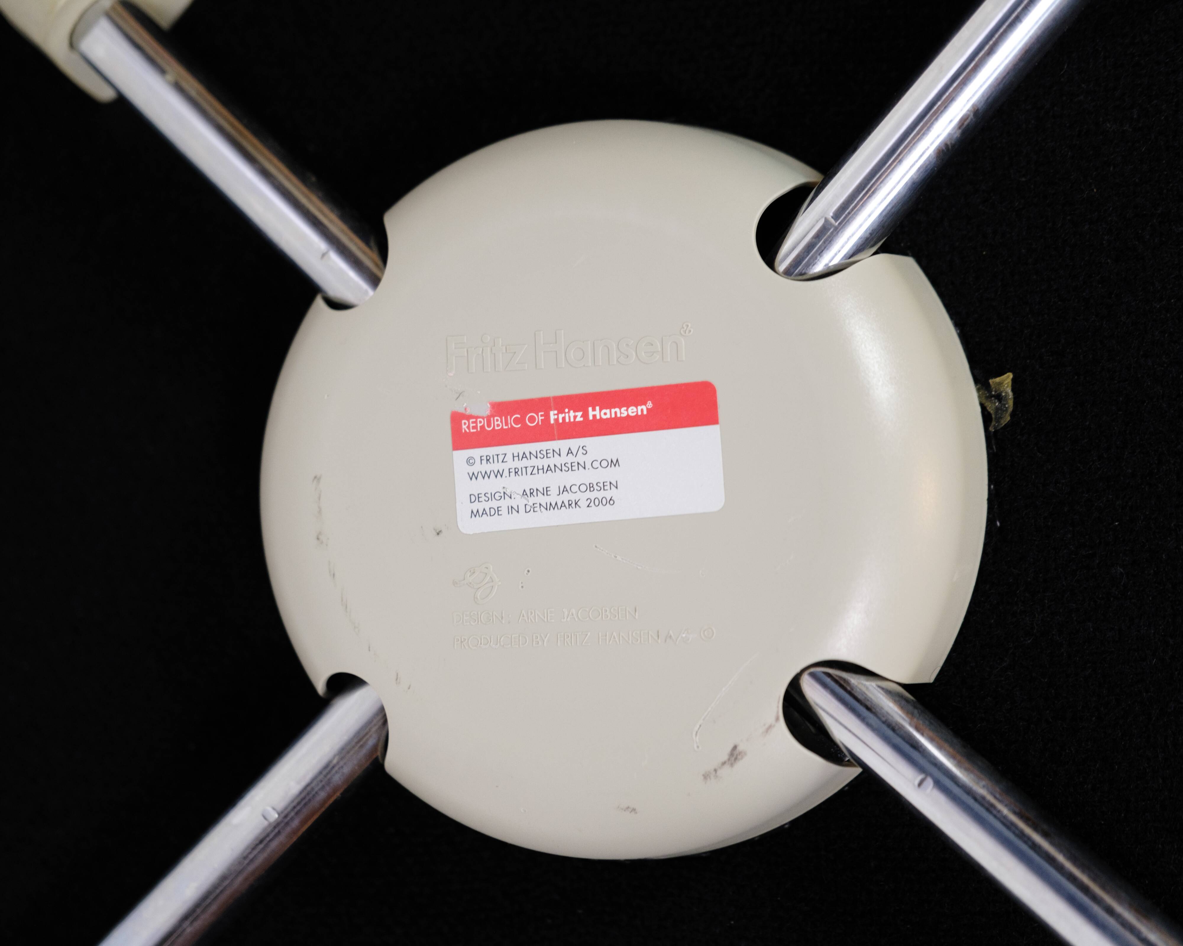 Set Of 4 Seven Chairs Model 3107 Original Upholstered In Black Fabric By Arne Jacobsen