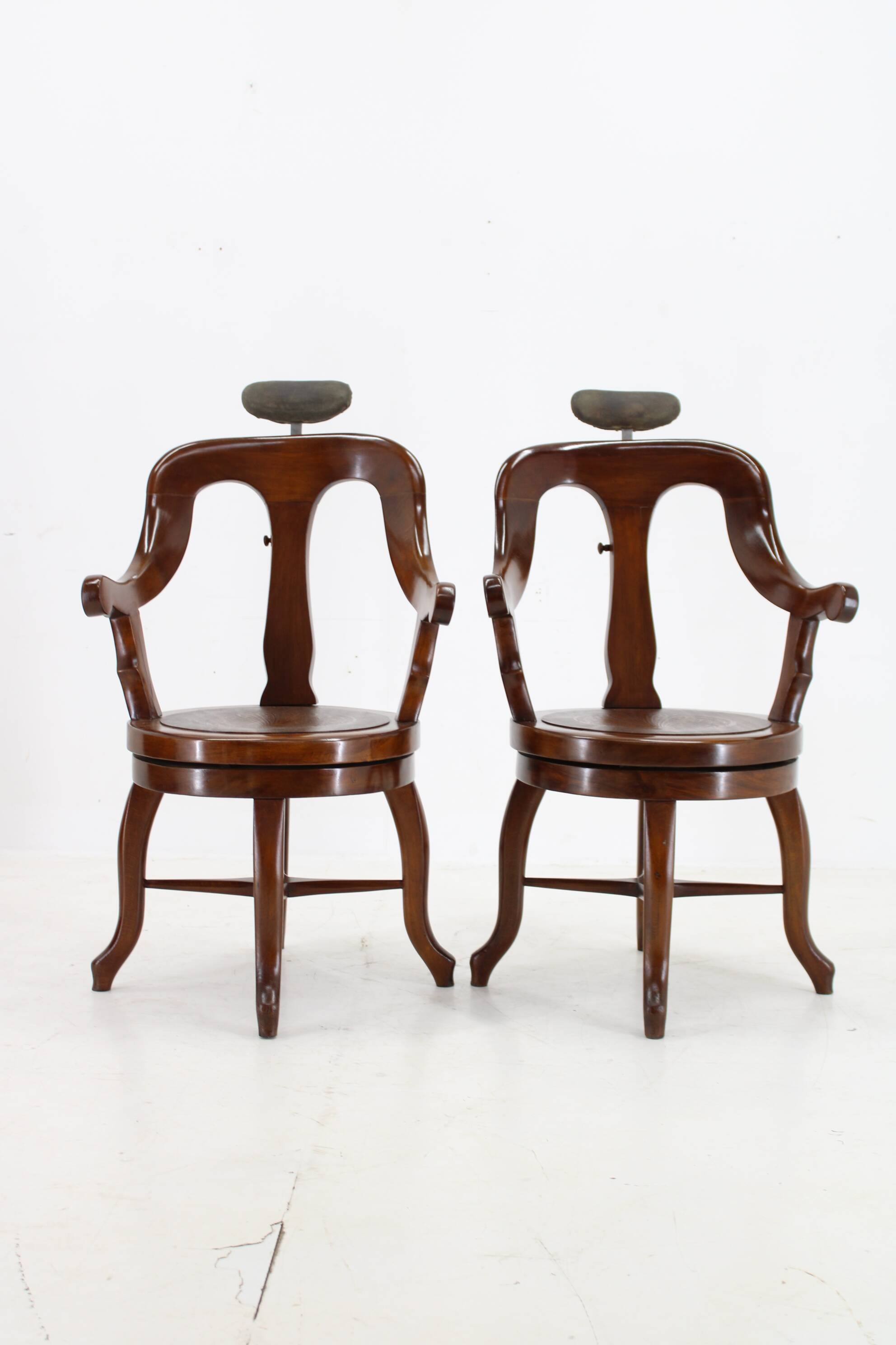 Chaise de barbier pivotante en hêtre restaurée des années 1920, Tchécoslovaquie