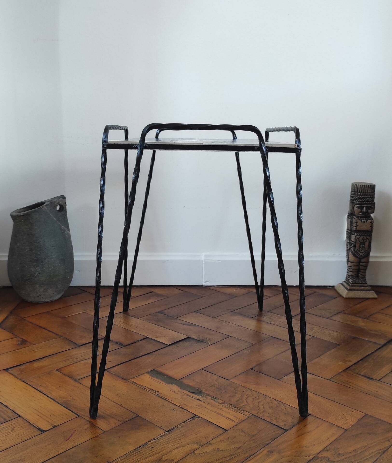 Vintage side table in twisted wrought iron and glazed ceramic.