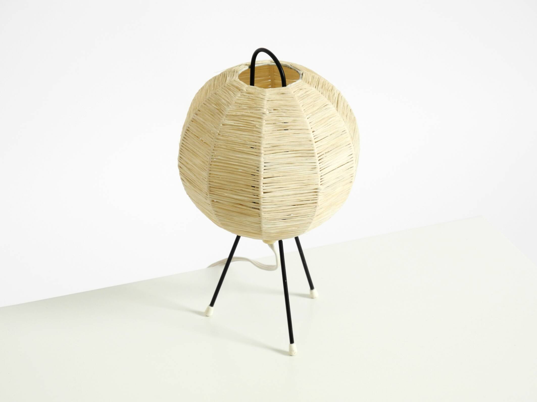 Beautiful mid-century modern tripod raffia table lamp