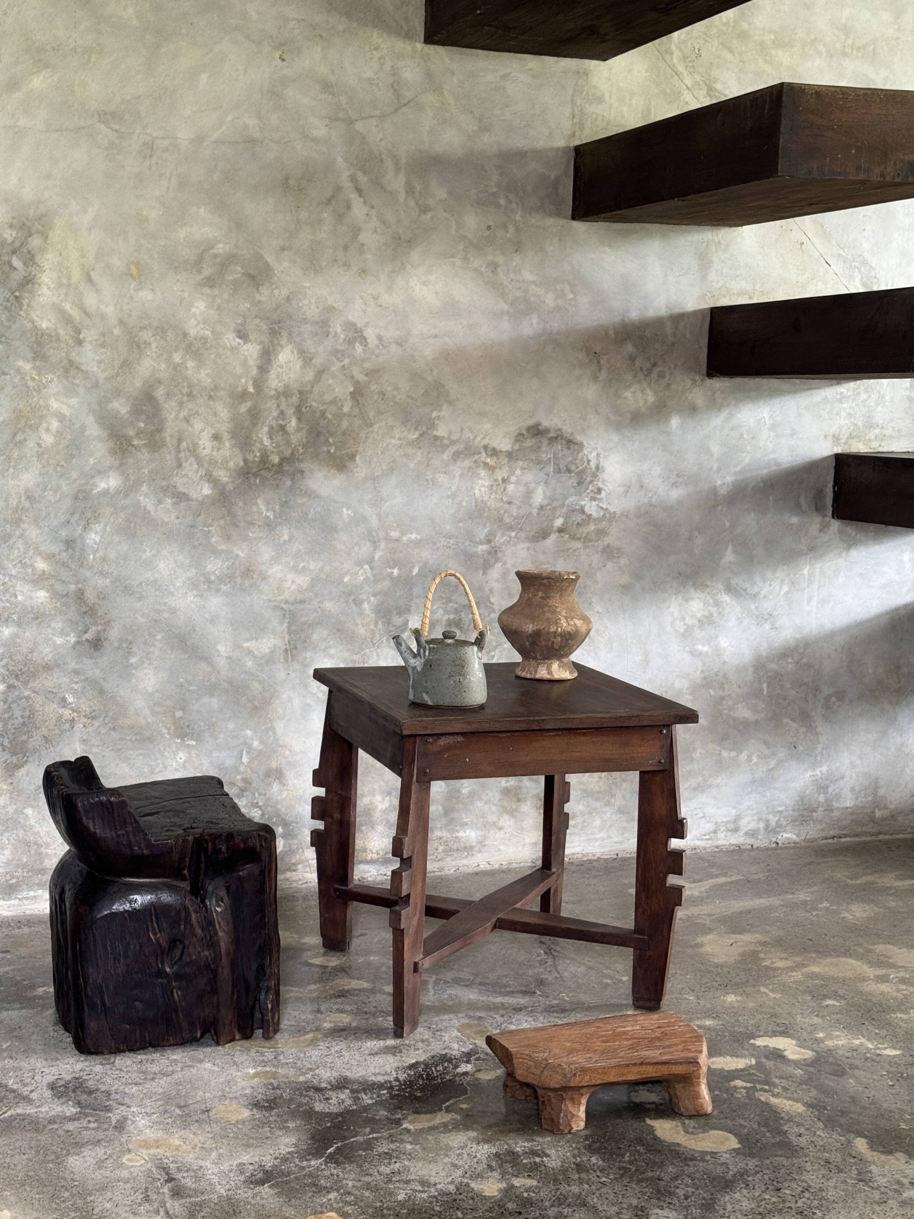 Stool, tabouret or low Japanese-style armchair in brutalist monoxyle radica.