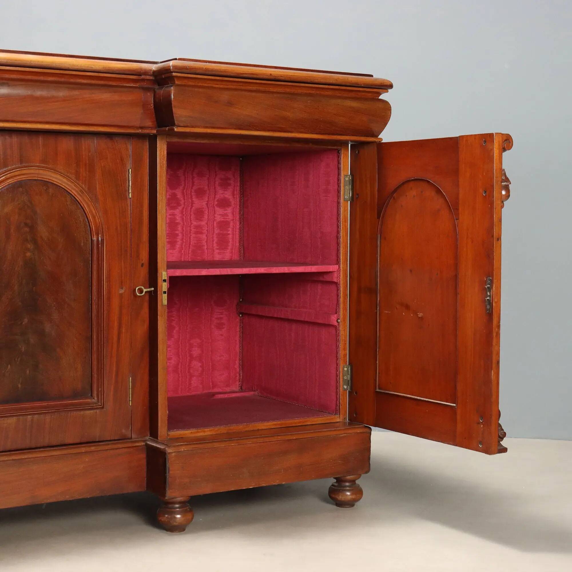 Victorian buffet in mahogany with 3 drawers, Italy, 19th century.