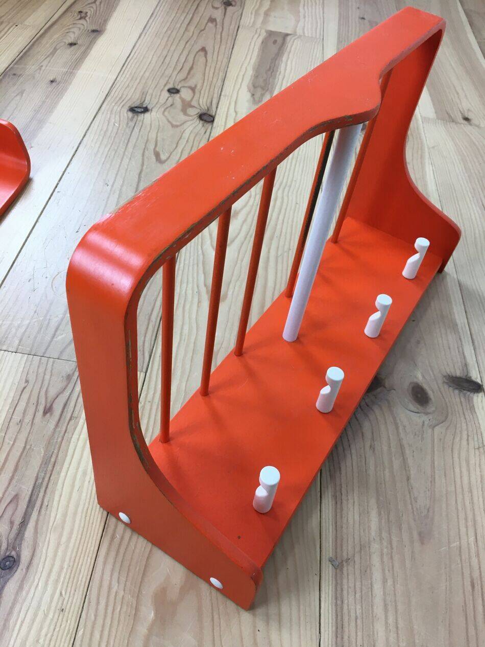 Space age wall coat rack, orange wood, with its shelf from the 1970s.