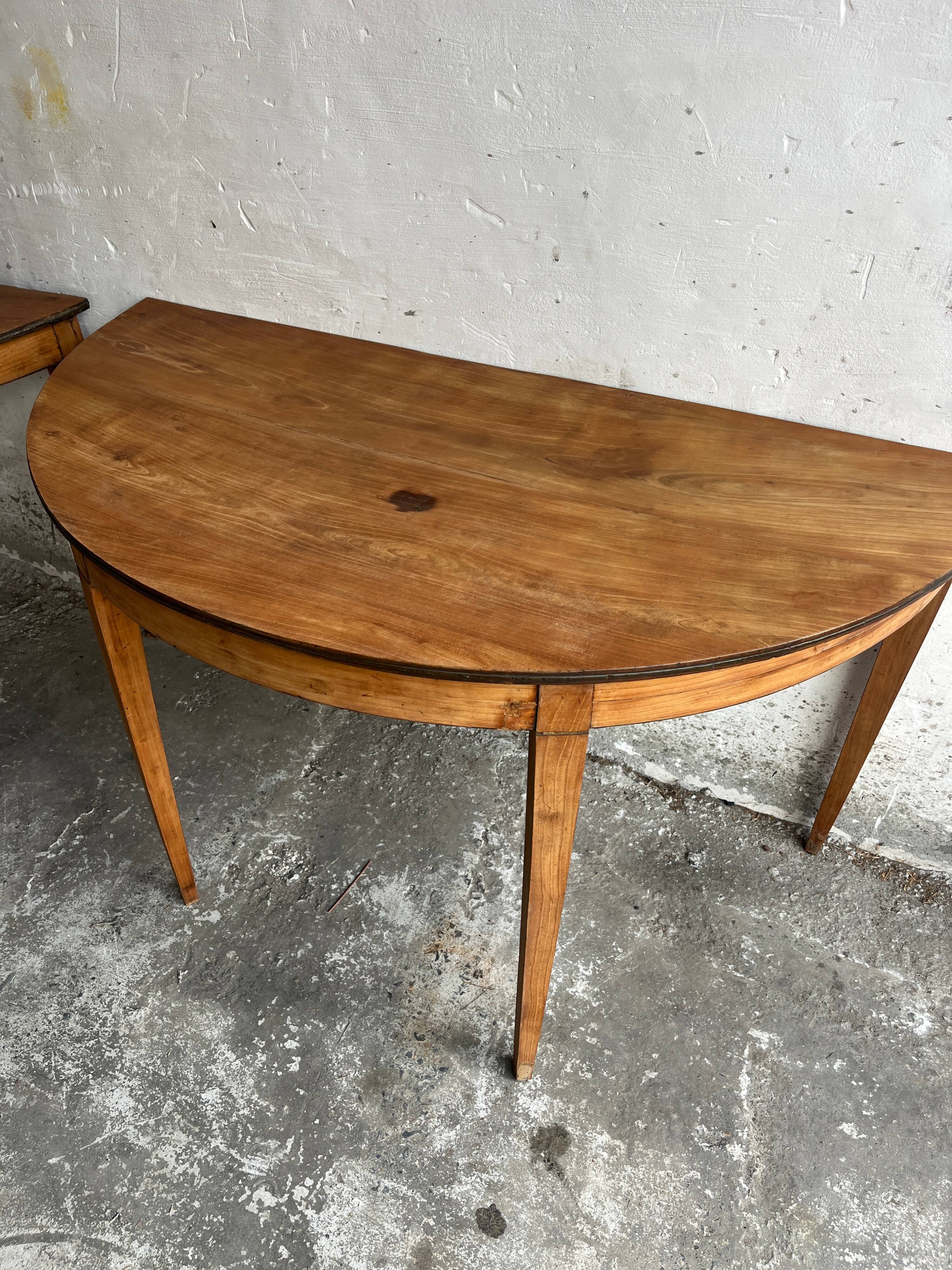 Paire de consoles demi-lune, XIXe siècle