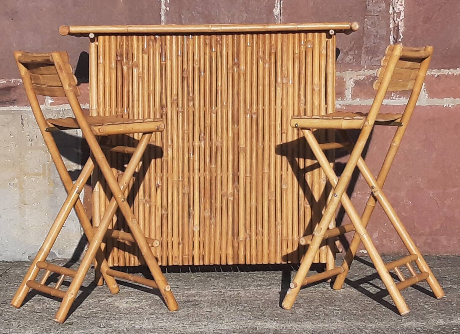 Bamboo counter or bar. (With 2 folding high chairs)