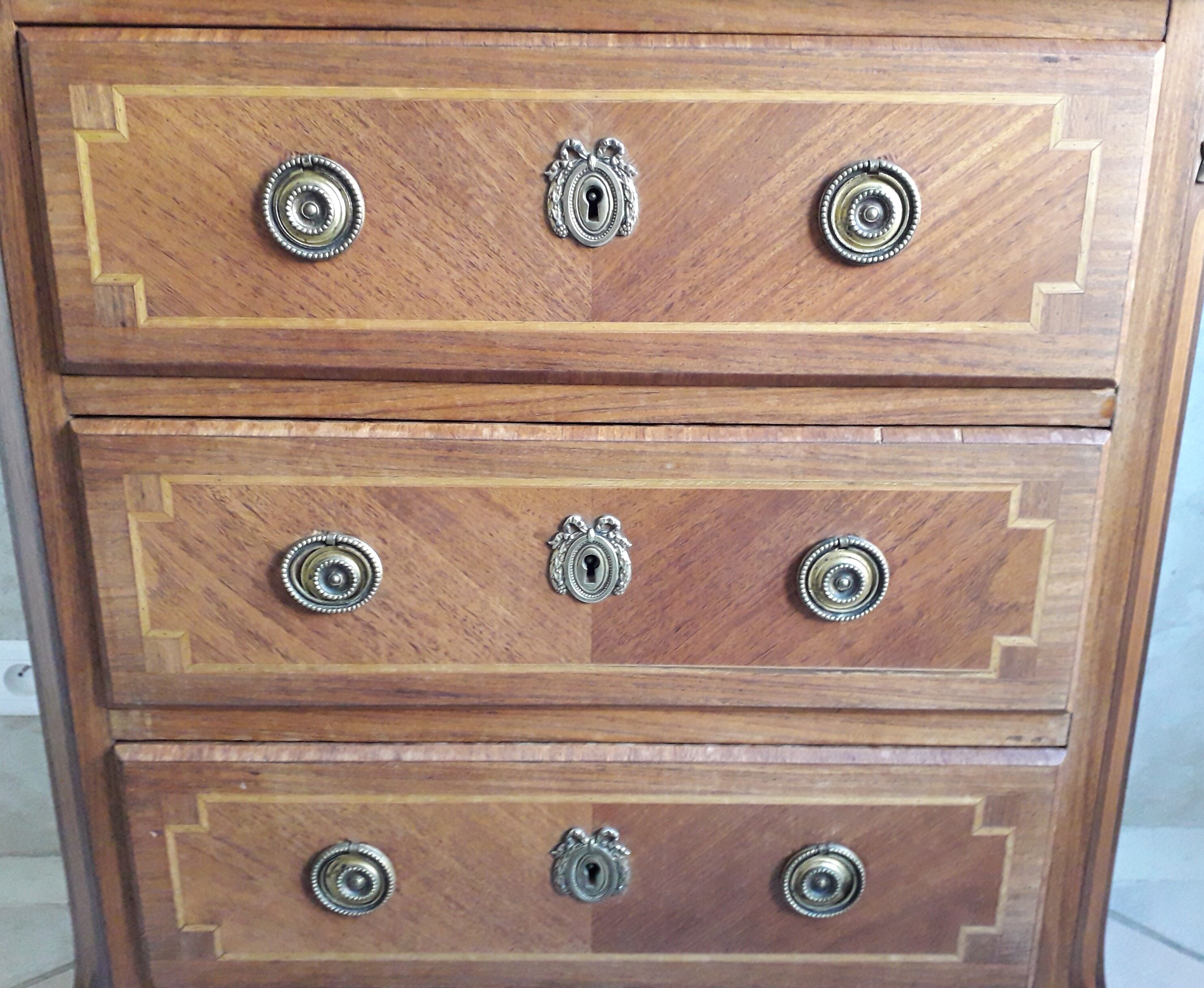 Commode style Louis XVI garnitures en bronze