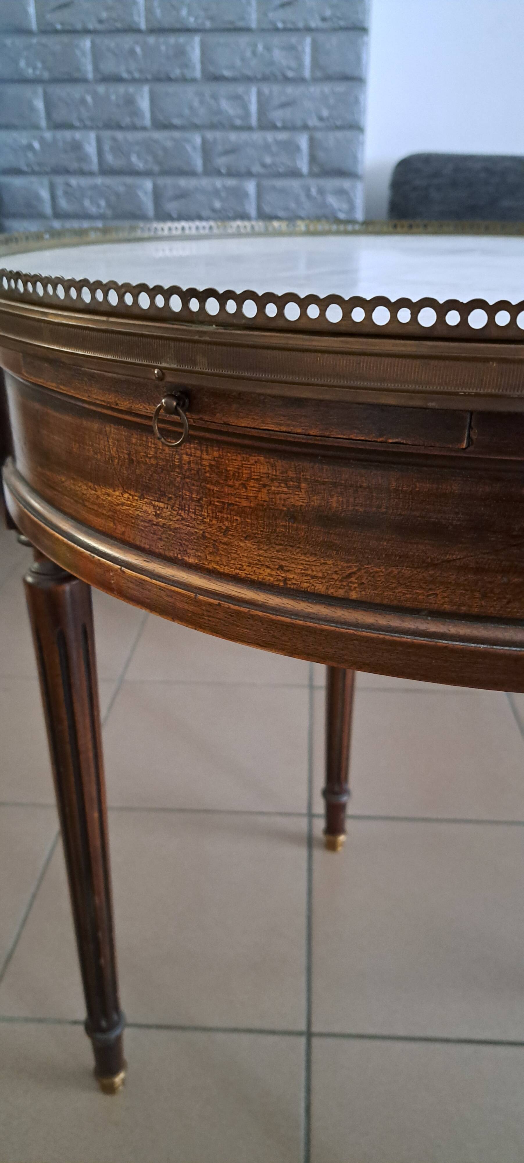 Table bouillotte, guéridon de style Louis XVI en marbre et laiton