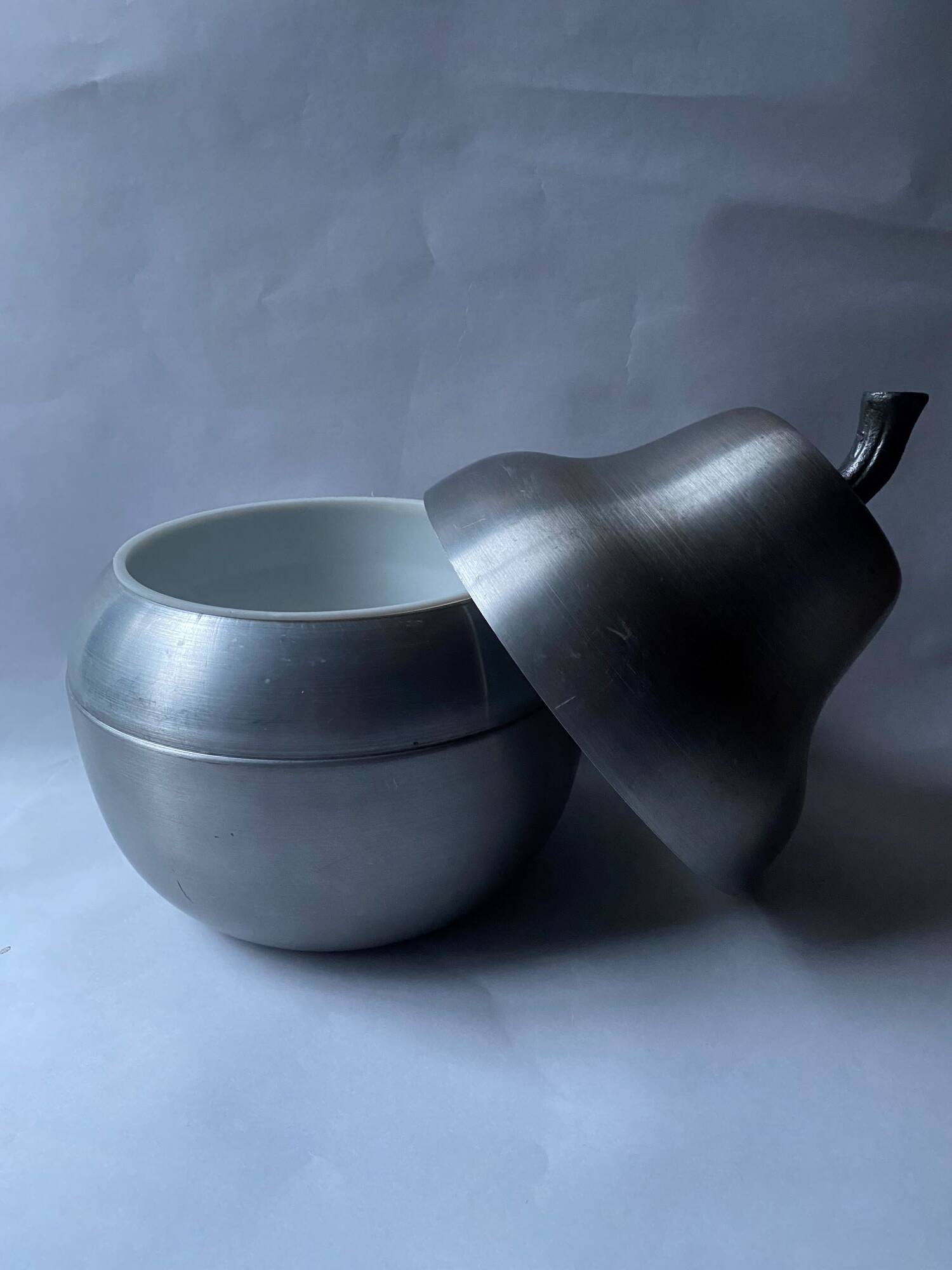 Vintage 1970s pear-shaped ice cube tray bucket