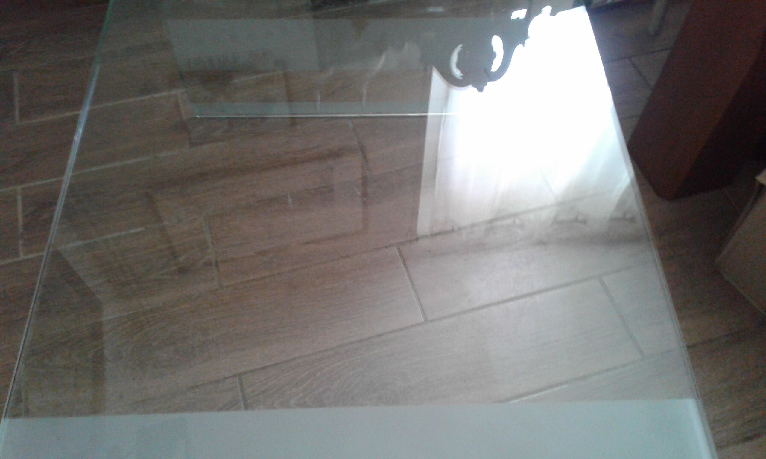 Table basse design en verre trempé et courbé avec porte-revues