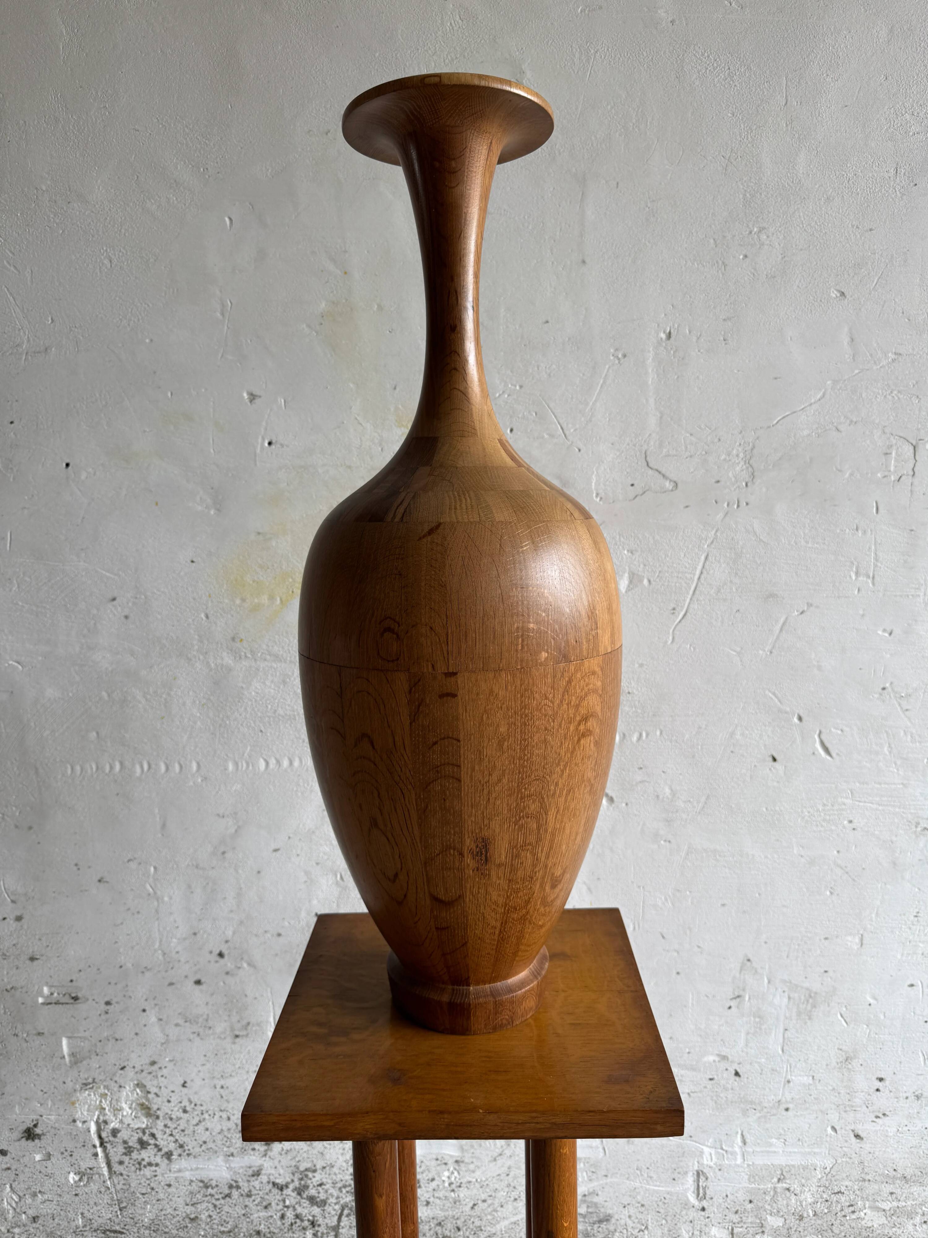 Vase sculptural haut en bois massif, finition brun naturel, objet d'art minimaliste tourné, 73,5 cm