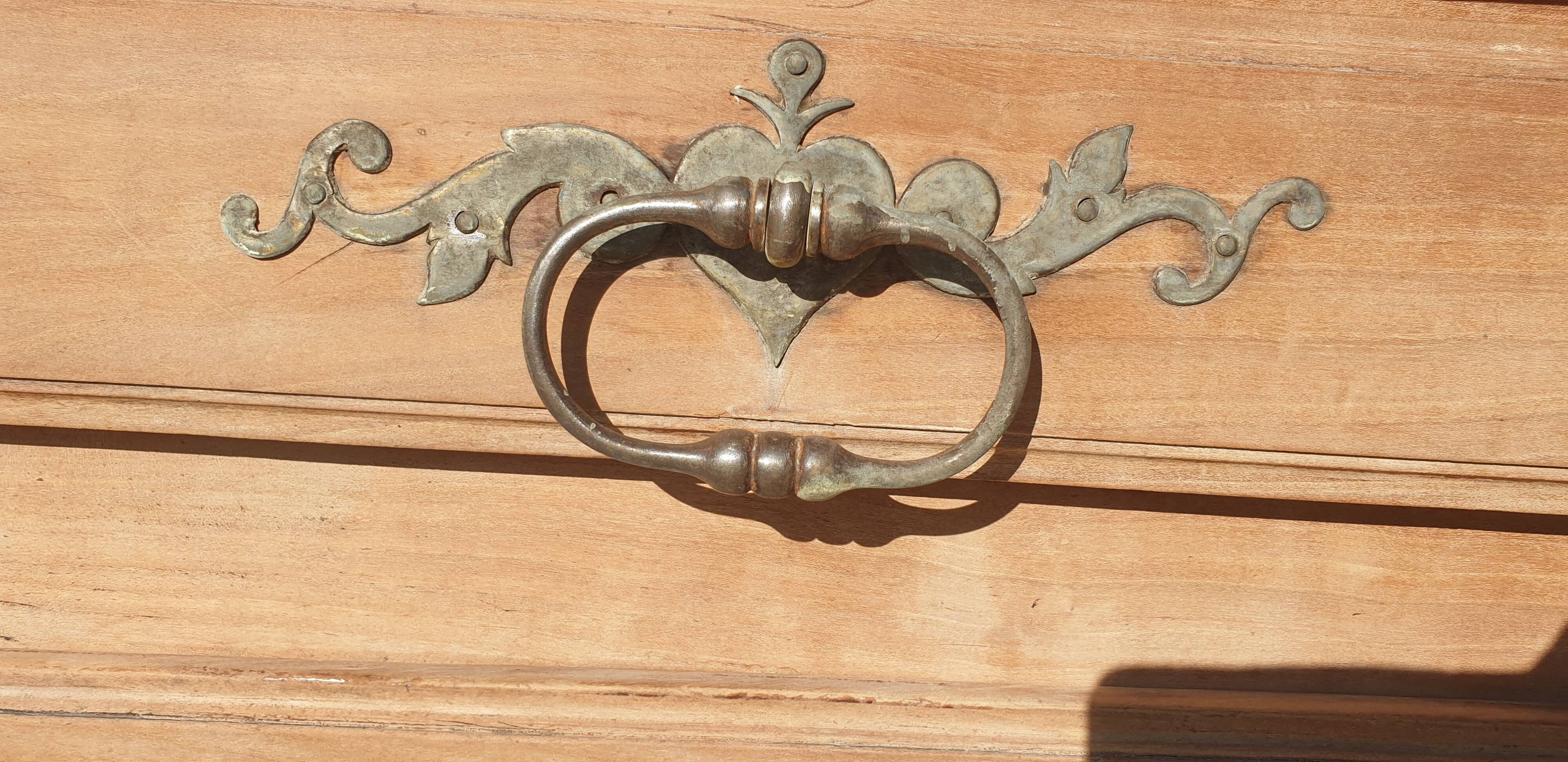 Confiturier en bois naturel, ferronneries en fer forgé