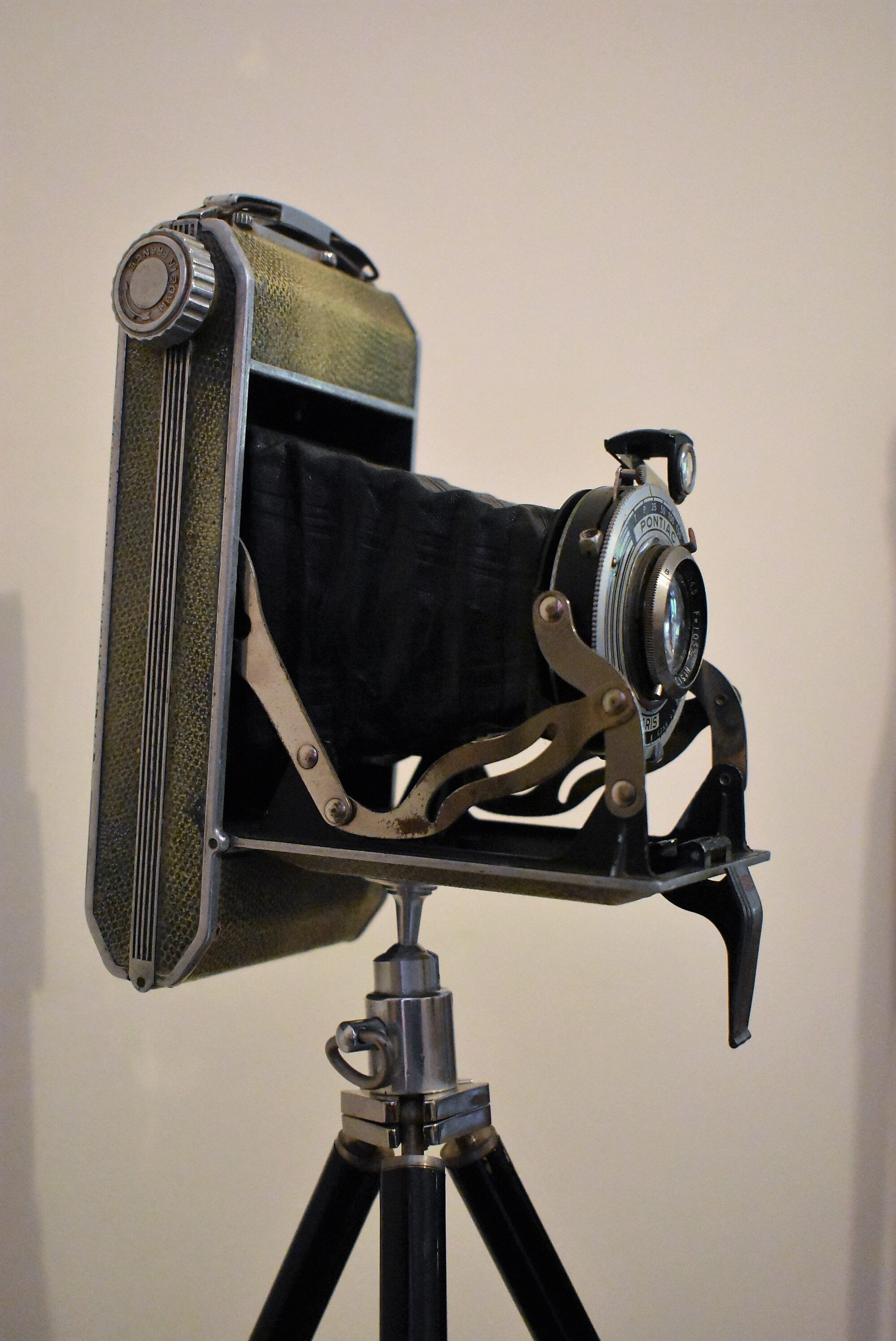 Camera bellows pontiac with his tripods