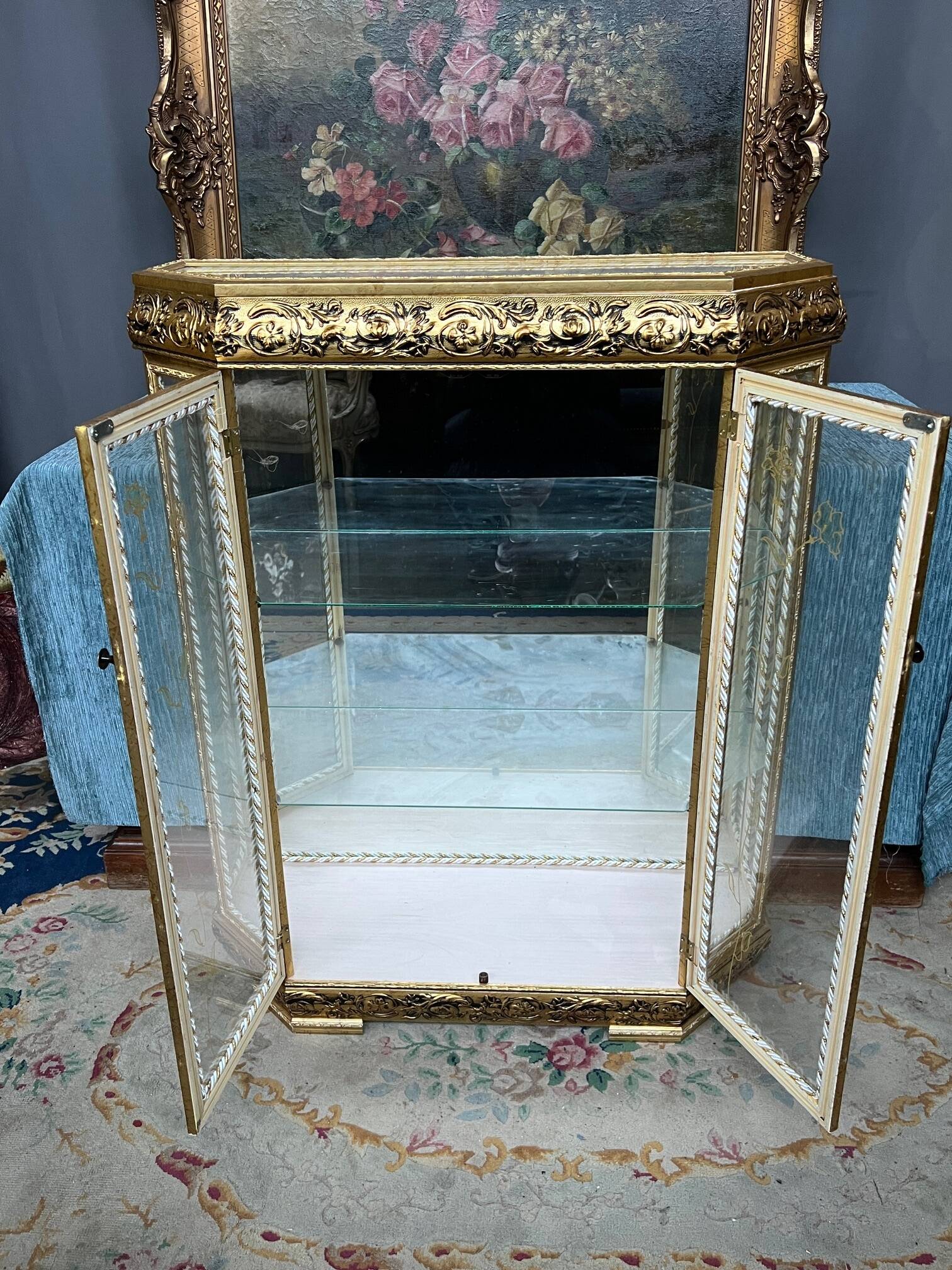 Vitrine dorée. Bois, dorure, verre, miroir.