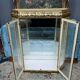 Vitrine dorée. Bois, dorure, verre, miroir.