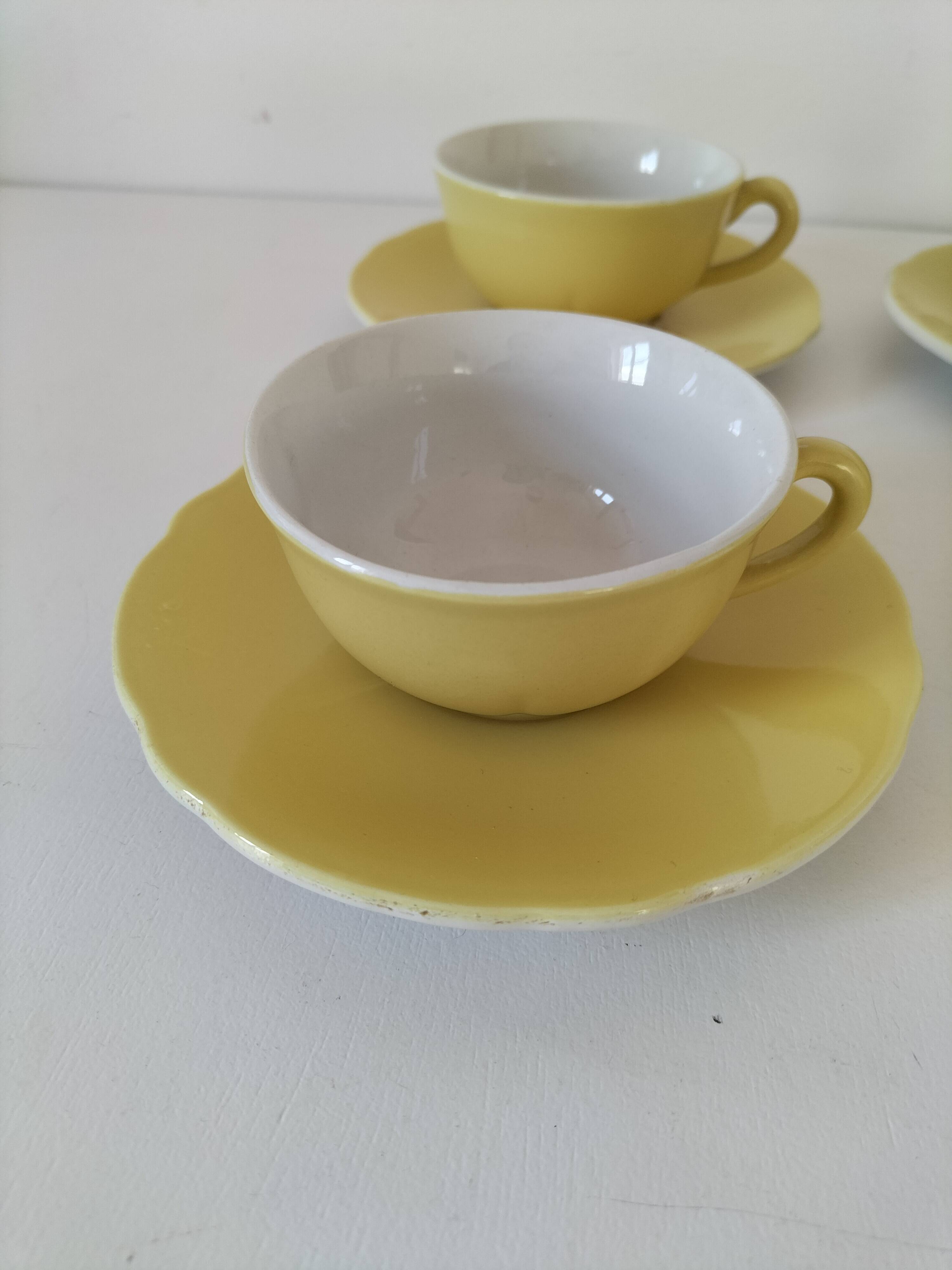 Ensemble tasses et soucoupes vintage en céramique jaune