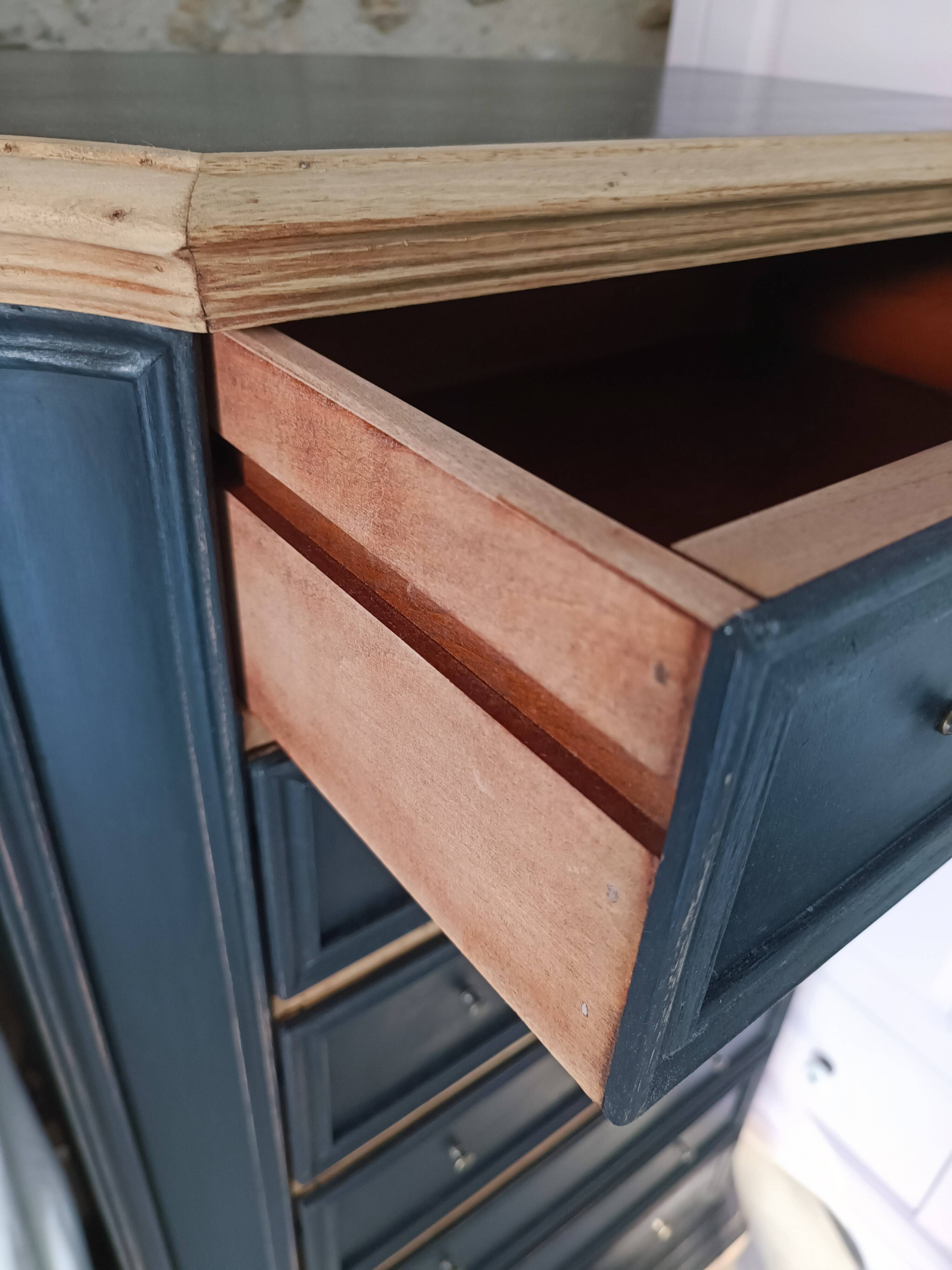 Seven-drawer chest of drawers in solid wood