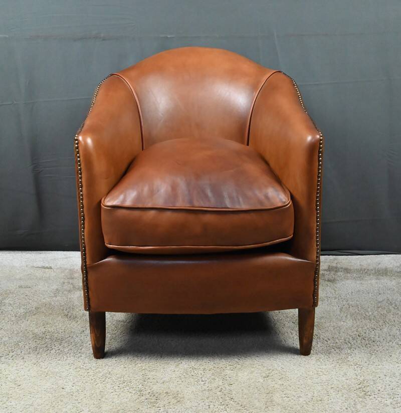 Solange club armchair in sheepskin leather.