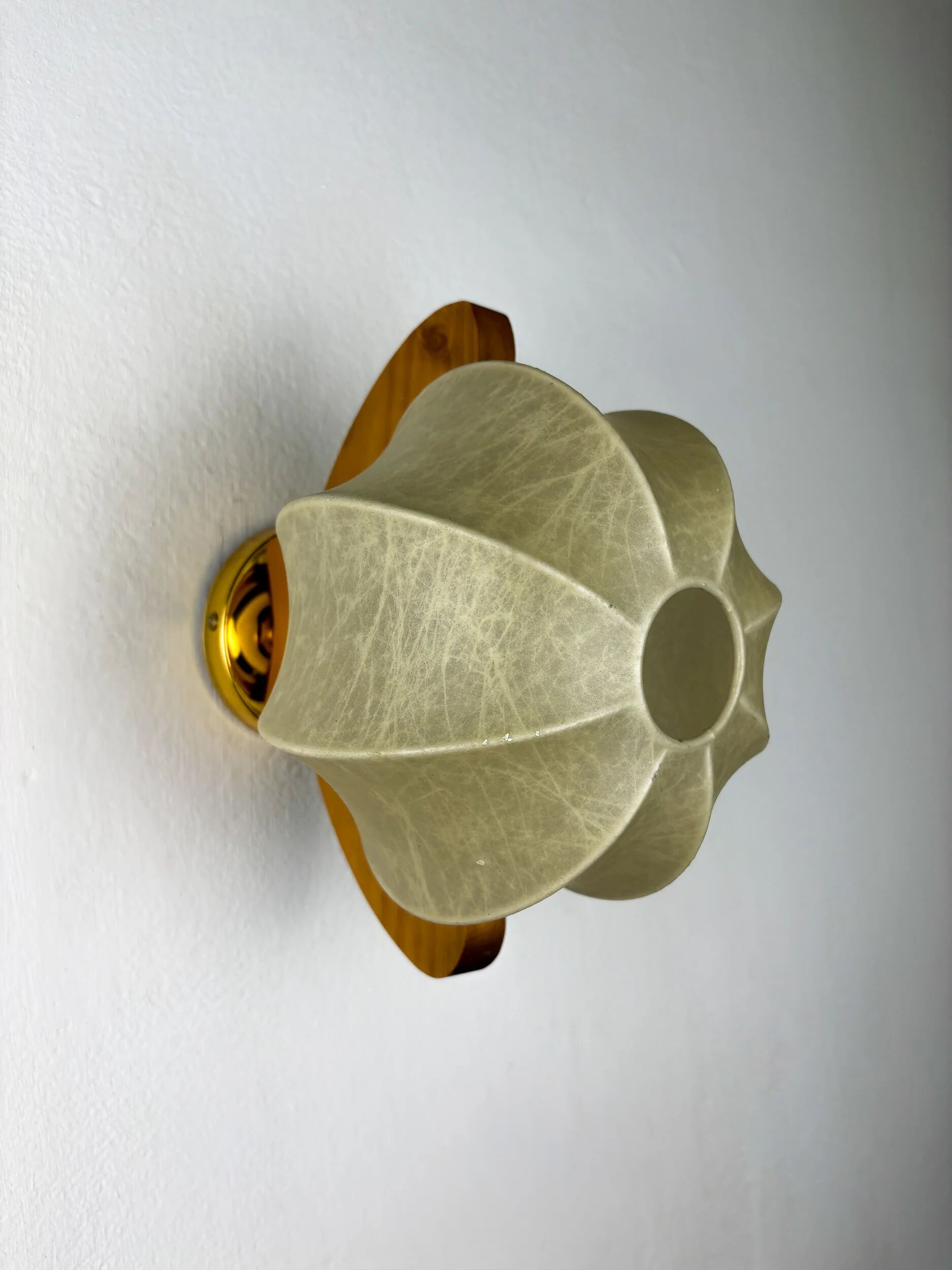 Italian cocoon wall lamp, resin and pine, circa 1970s