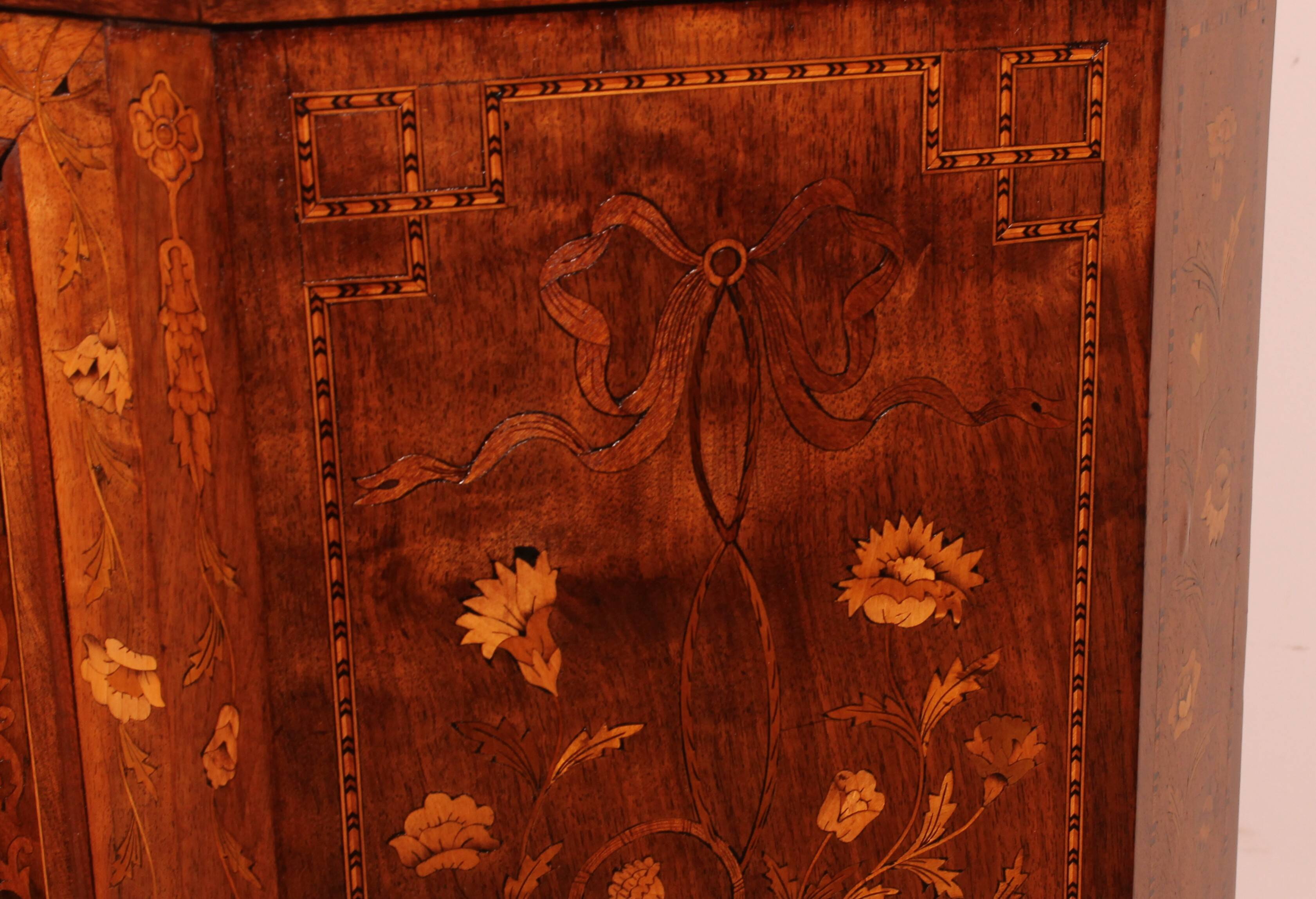 Vitrine hollandaise en marqueterie circa 1800