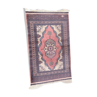 Rectangular oriental rug 153 x 91 cm