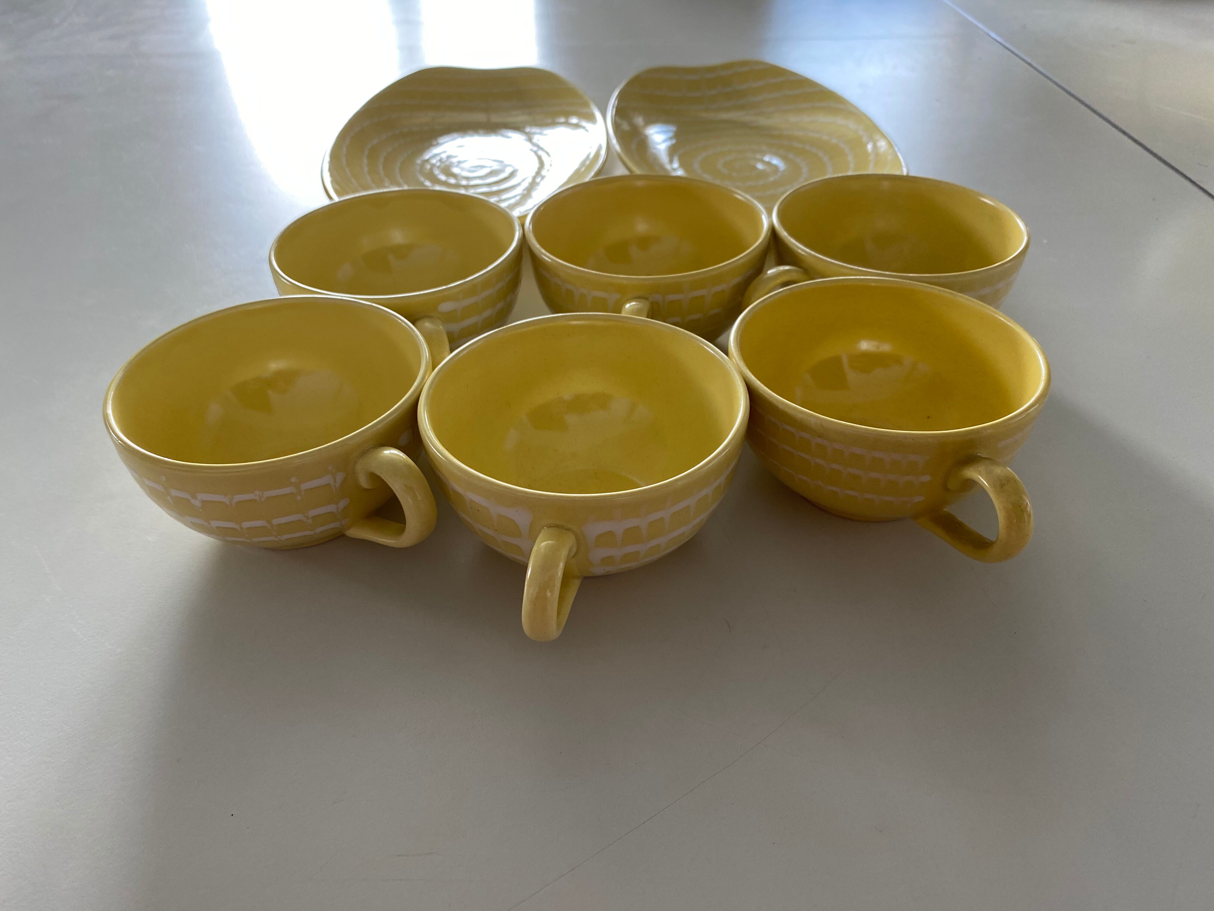 Longchamps cups and dishes