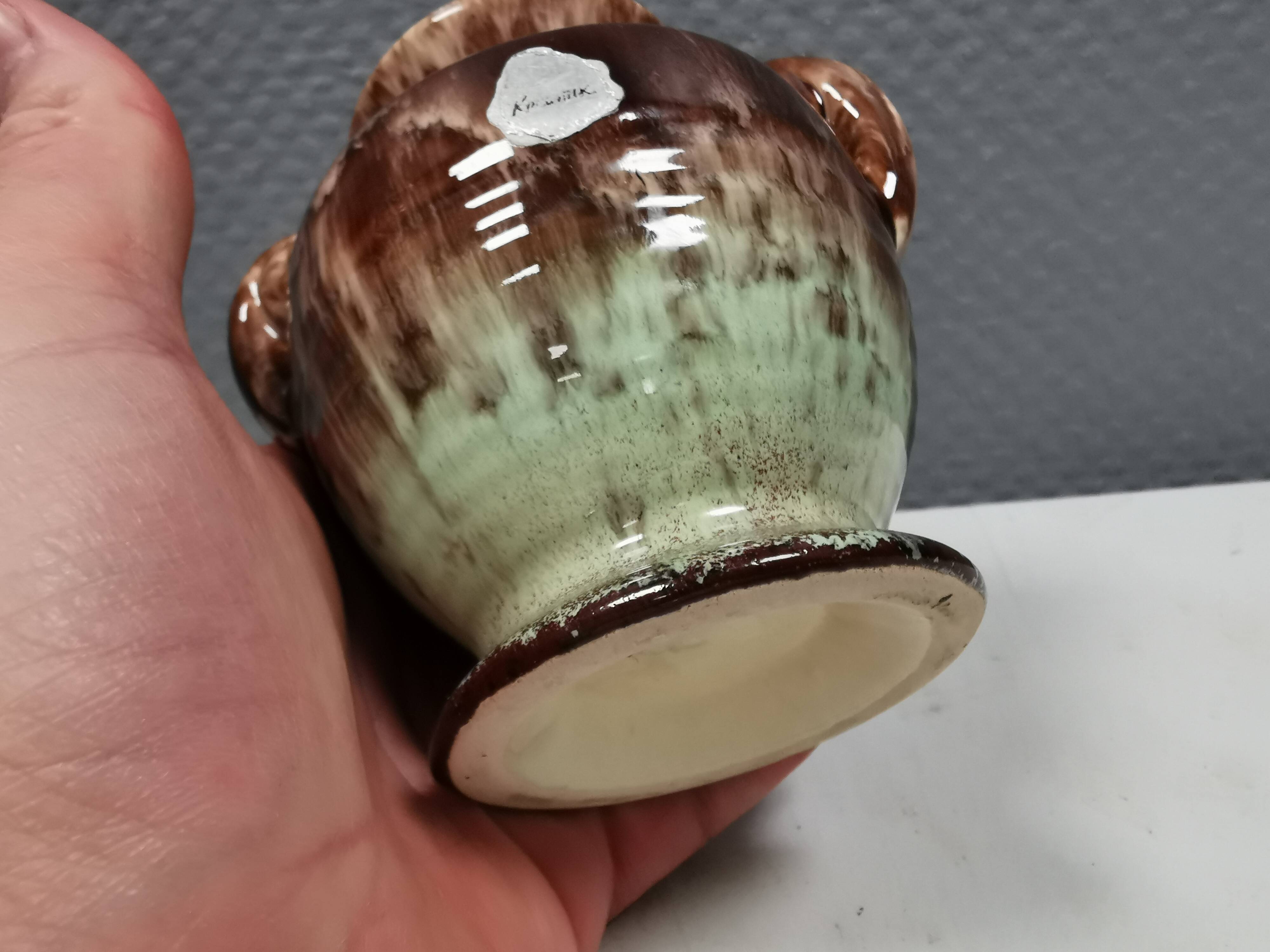 Petit vase à glaçure brillante de couleur marron/menthe et « oreilles » des années 1970, Suède