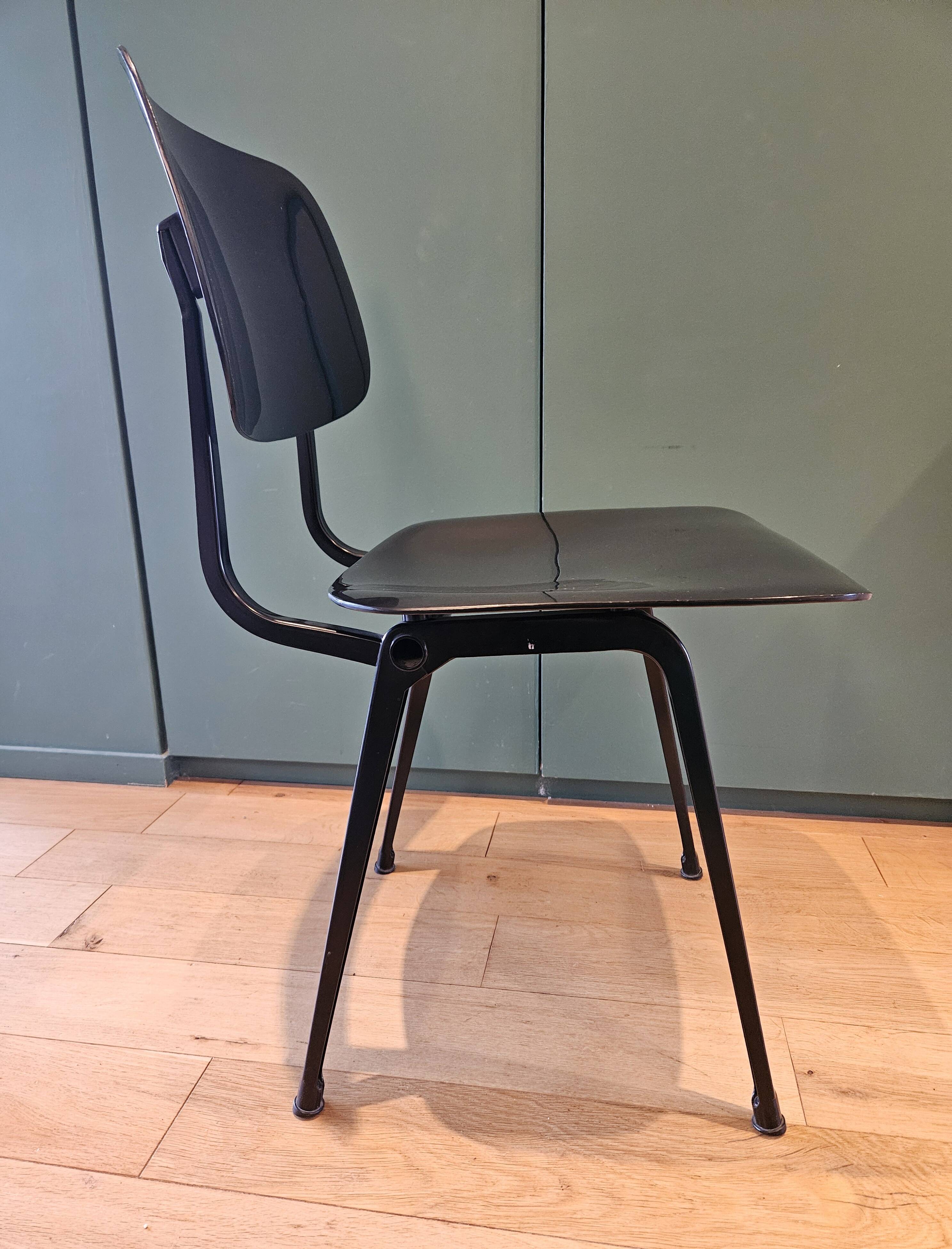 Revolt Friso Kramer Chair
