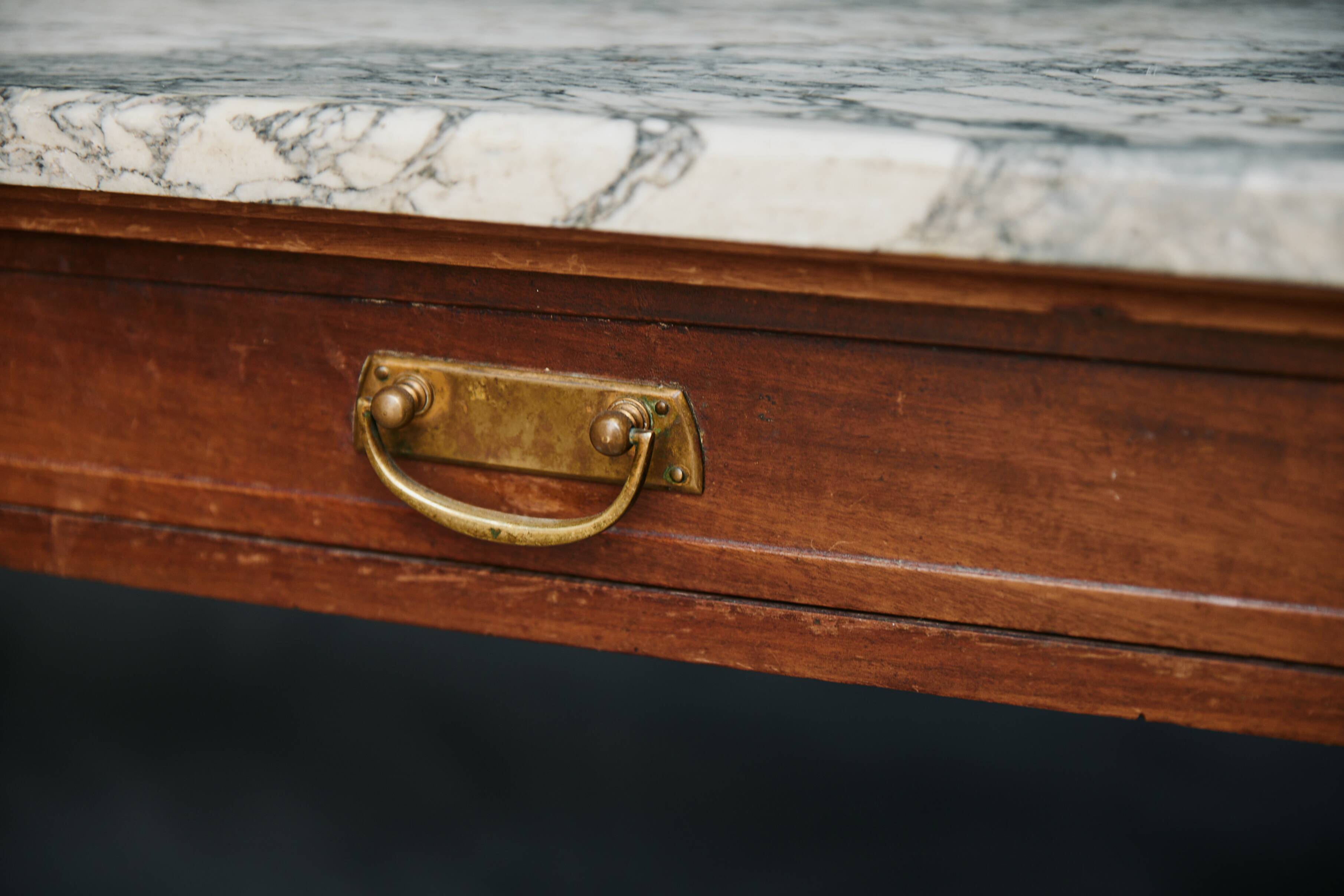 Bureau ancien en marbre et bois avec poignées en laiton