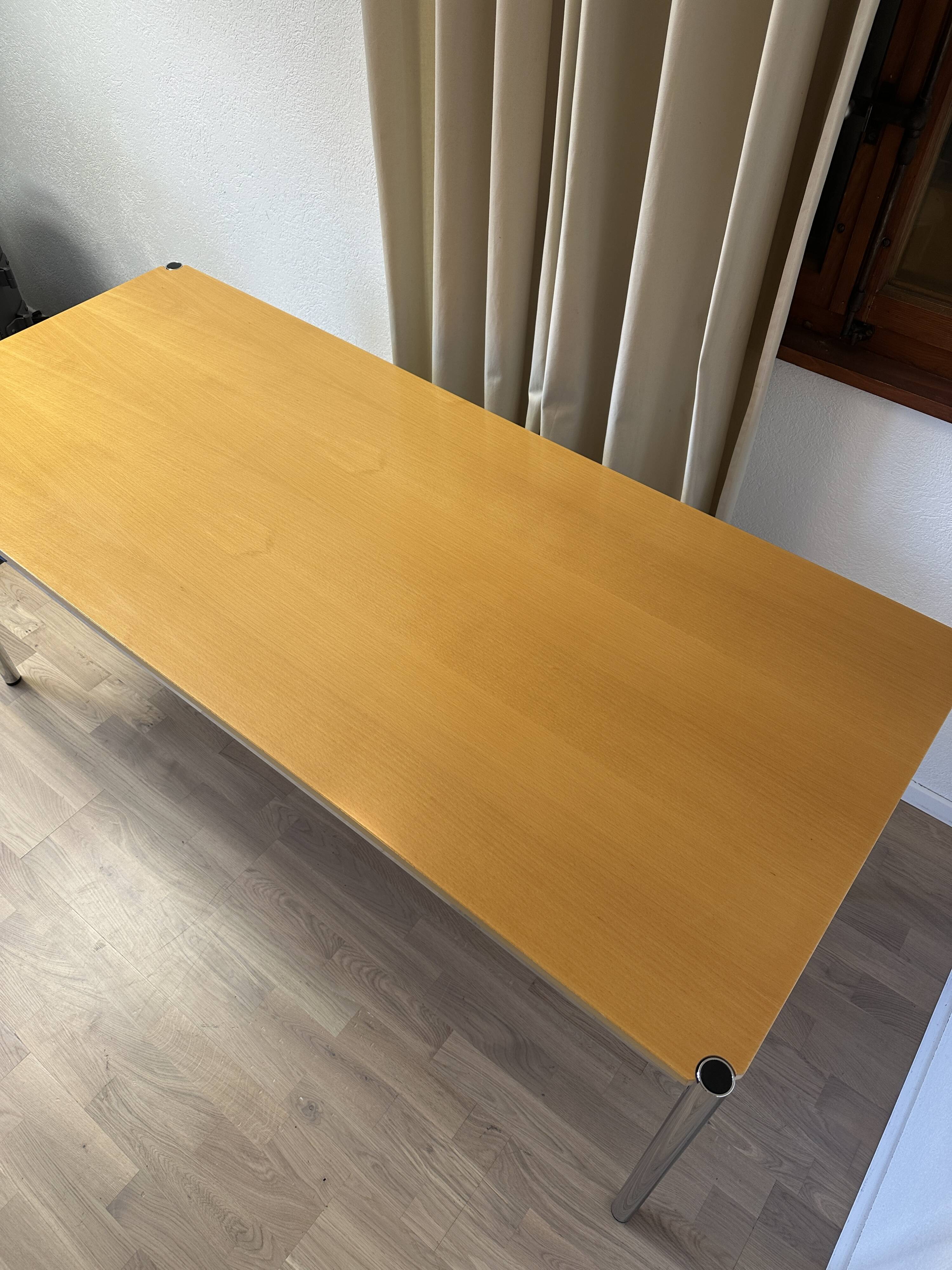 Bureau USM Haller en hêtre plaqué naturel vernis